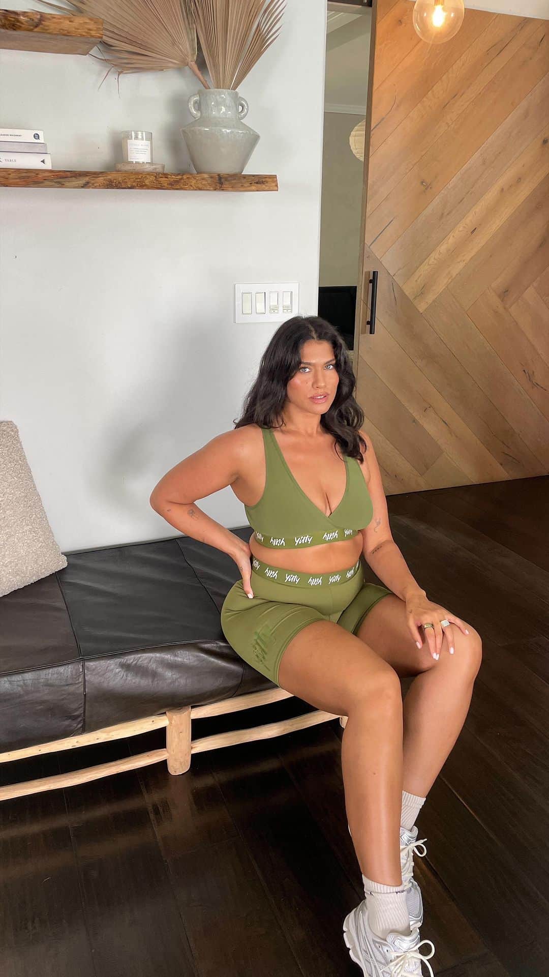 La'Tecia Thomasのインスタグラム：「Gearing up for fall in @yitty ‘s major label 🍁🌳 #YITTYpartner」