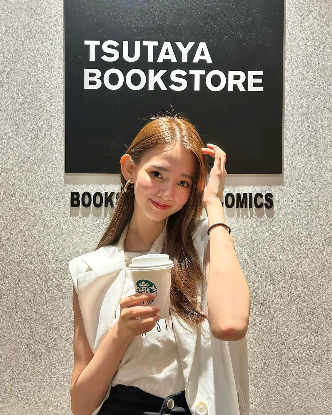 黒木麗奈さんのインスタグラム写真 - (黒木麗奈Instagram)「#jjモデルオーディション2023  【SNS PR枠】】読者が憧れるファッション その4🤍モノトーンコーデ🤍 #少しでもいいなと思ったらいいねorフォロー  #少しでも目に止まったらいいね   大人カジュアルにしてみたよ🥰 中のノースリーブシャツでラフでカジュアルだけど、ジャケットを着る事でクールになっちゃう✨  ポイントは黒を入れるとビシッと決まるよ❣️ このコーデでカフェに行ったり、本屋さんに行って本を読んだり📕  感想はコメントで教えてね📝✍️ 少しでもいいなぁ〜と思ったらいいね👍お願いします❣️  #身長172 #股下83cm #奇跡の９頭身 #モノトーンコーデ大好き #国民的彼女 #国民的彼女コーデ #黒木麗奈 #おすすめに載りたい」9月14日 1時00分 - rena__1126