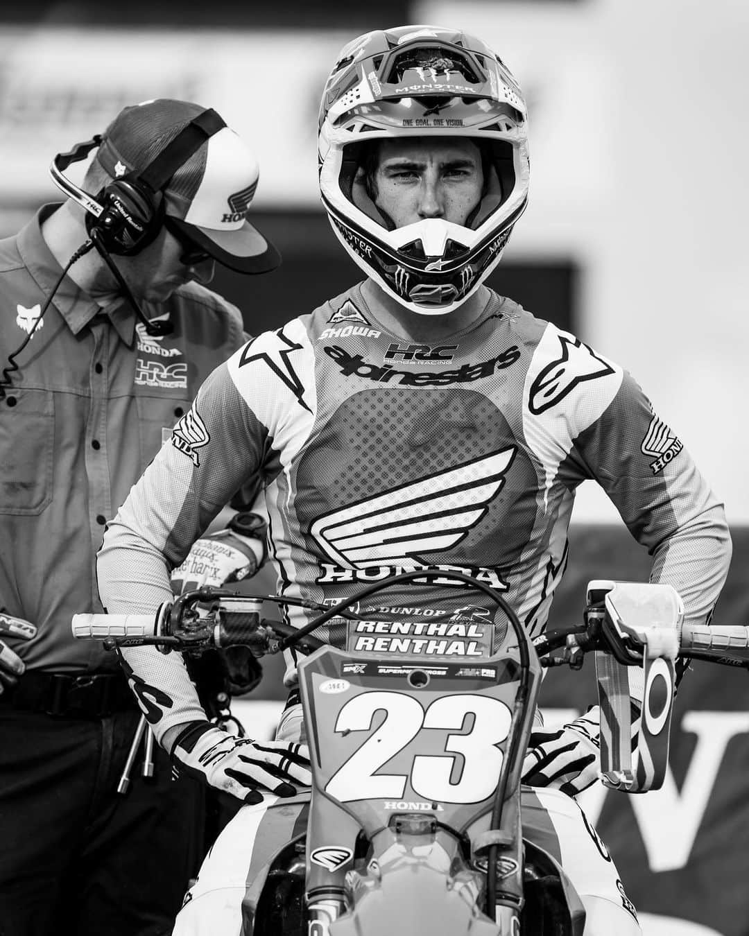 Racer X Onlineさんのインスタグラム写真 - (Racer X OnlineInstagram)「Black and white intensity from @align.with.us 📷 Look out they’ve got an eye on you 👀 @supermotocross #SMX」9月14日 0時52分 - racerxonline