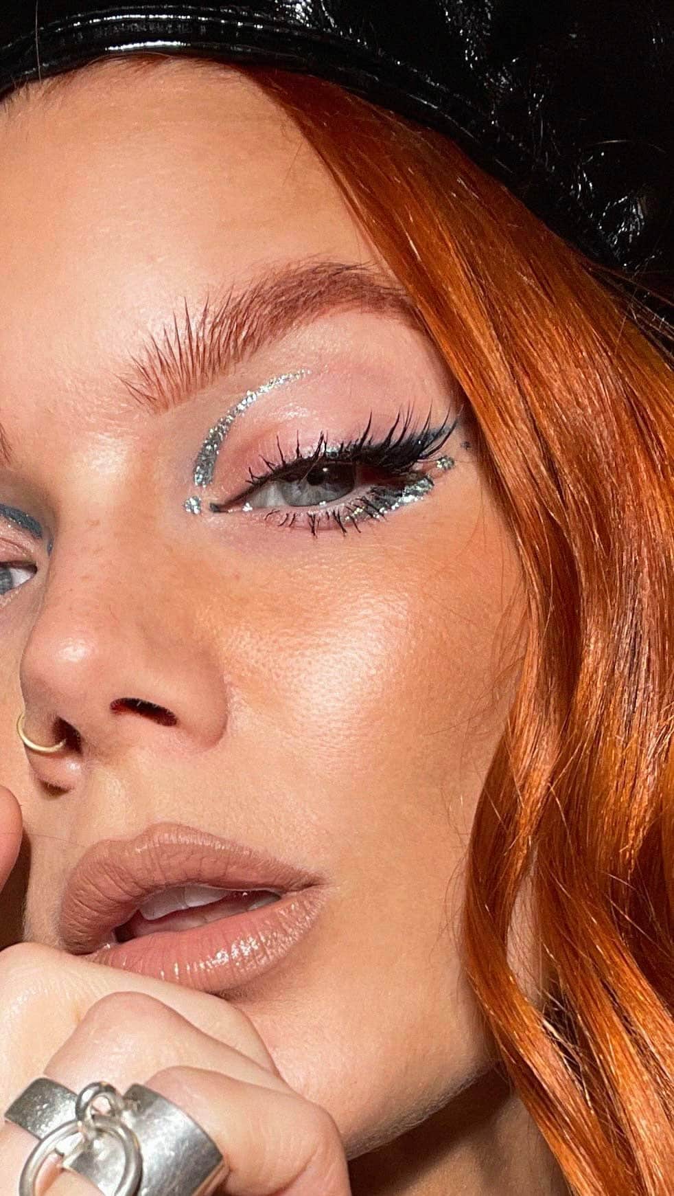 Linda Hallbergのインスタグラム：「Reklam för @lhcosmetics  Wednesday - Blue I felt like doing something more simple and with eyeliner today so I used @lhcosmetics sparkl in tease & Crayon Atria as eyeliners as my pop of blue ☺️」