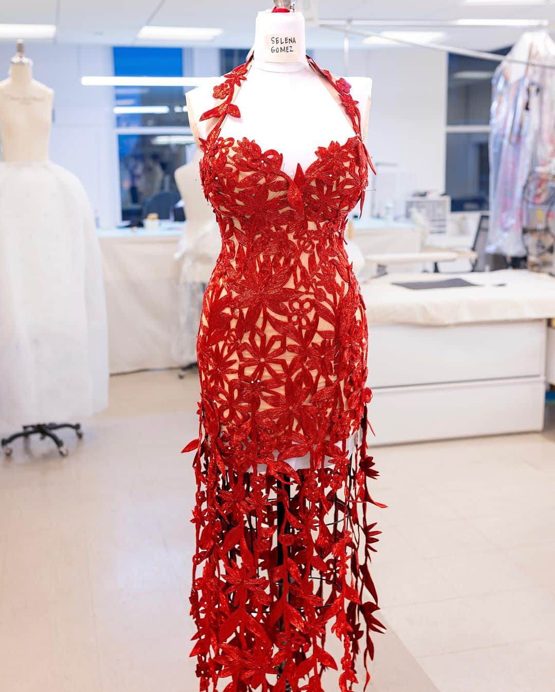 オスカーデラレンタさんのインスタグラム写真 - (オスカーデラレンタInstagram)「Dazzling details. Swipe to discover the finishing touches on @selenagomez’s #VMAs look in our atelier. #VMAs #odlrredcarpet」9月14日 0時55分 - oscardelarenta