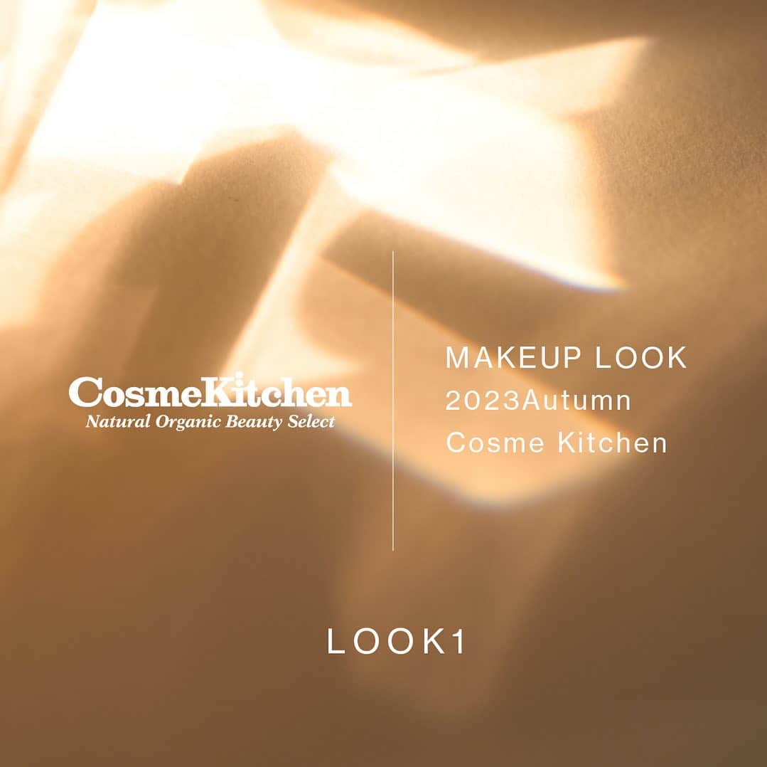 コスメキッチンさんのインスタグラム写真 - (コスメキッチンInstagram)「コスメキッチンが秋を彩るメイクルックを提案。  -  2023 Autumn Cosme Kitchen Makeup LOOK -  人気ブランドto/oneとETVOSの最新アイテムを使った、ナチュラル&オーガニックコスメで叶える、トレンドメイク。  - LOOK1  ⚫︎HOW TO MAKE UP  1．Aベース ルミネッセンスを顔全体に乗せ、デューイ リキッドファンデーション01を全体に重ねる。 2．Cペタル フロート アイシャドウ 23の2色を指で混ぜて、アイホール全体に広げる 3．Dペタル フロート アイシャドウ 24の薄い色を指で涙袋に広めに乗せる。 4．Dペタル フロート アイシャドウ 24の濃い色を目がしらから半分にだけ乗せる。 5．EミネラルロングラッシュマスカラⅡブラックをビューラーはせずサラッと上まつ毛につけ、下まつ毛にはしっかりつける。 6．Fカラー ブロッサム08を直塗りでするする乗せる。  ⚫︎使用アイテム A. 【 @toonecosmetics 】ベース ルミネッセンス B.【 @toonecosmetics 】デューイ リキッドファンデーション01 C.【 @toonecosmetics 】ペタル フロート アイシャドウ 23 D.【 @toonecosmetics 】ペタル フロート アイシャドウ 24 E. 【ETVOS】ミネラルロングラッシュマスカラⅡブラック F.【 @toonecosmetics 】カラー ブロッサム08  #cosmekitchen #コスメキッチン #naturalcosmetics #ナチュラルコスメ #toone #toonecosmetics #etvos #トーン #エトヴォス #秋メイク #新作コスメ」9月14日 10時05分 - cosmekitchen