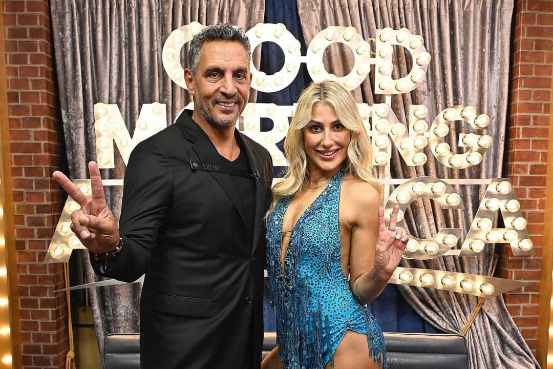 Good Morning Americaさんのインスタグラム写真 - (Good Morning AmericaInstagram)「The @dancingwiththestars cast reveal is absolutely the highlight of our morning! 🤩🪩  #DWTS #DancingOnGMA」9月14日 1時04分 - goodmorningamerica