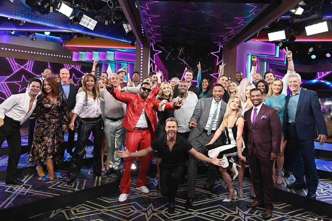 Good Morning Americaさんのインスタグラム写真 - (Good Morning AmericaInstagram)「The @dancingwiththestars cast reveal is absolutely the highlight of our morning! 🤩🪩  #DWTS #DancingOnGMA」9月14日 1時04分 - goodmorningamerica