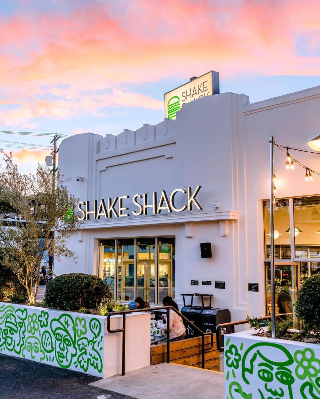 SHAKE SHACKのインスタグラム：「Hobbies include long romantic walks to Shake Shack.   @ someone who you'd take 💚」