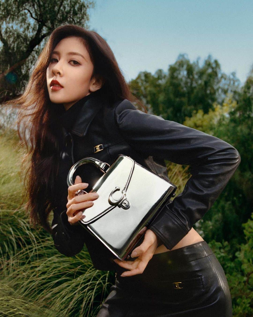 コーチのインスタグラム：「Mirror mirror (metallic leather). 🪞 Actress #SongYanfei holds our fairest top-handle of them all. Tap to shop the Sammy Top Handle 21.   #WearYourShine. Our Fall 2023 story is a call to resist your inner critic and show your most confident self.  Photographer: @joshuawoods Stylist: @gabriellak_j Production design: Christian Stone Hair: @aprilschuller Makeup: @mahamimo1 Nails: @ronnajones  #CourageToBeReal #CoachNY」