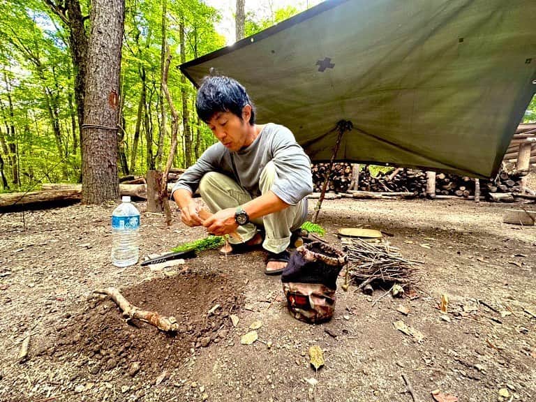 阿諏訪泰義さんのインスタグラム写真 - (阿諏訪泰義Instagram)「ブッシュクラフトの技術向上のために講習を受けてきました。めちゃくちゃ学ぶ事が多くて楽しかったけど基本的には川口拓さんとずっと遊んでる雰囲気で最高でした。  bushcraft.jp/archives/produ… #野あすわ #焚火会 #Bluemoment #JBS認定ブッシュクラフトアドバイザー」9月14日 1時07分 - ushirocityaswa