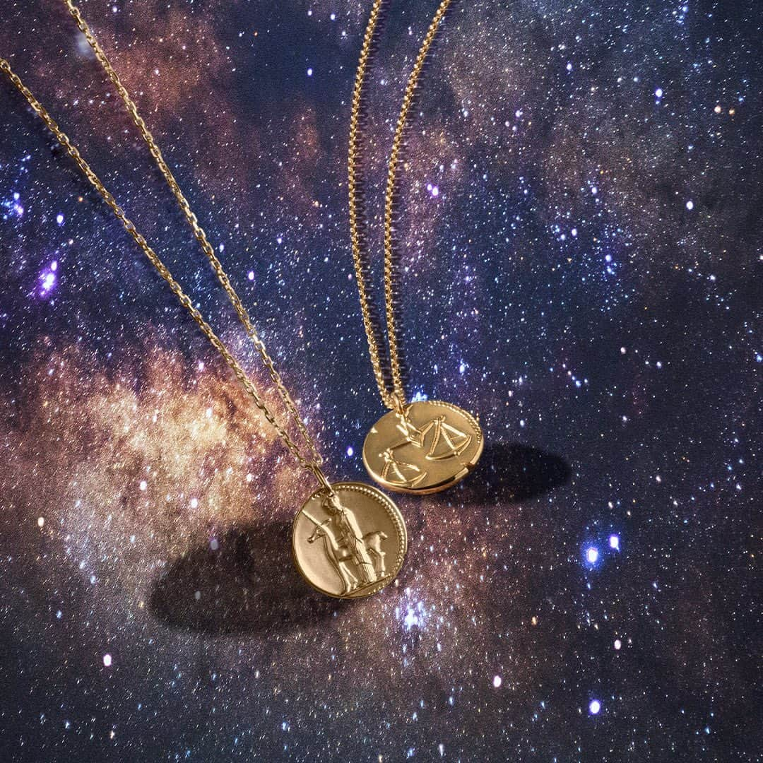 ヴァンクリーフ&アーペルのインスタグラム：「Enjoy the spectacle of celestial bodies and the heavenly vault and meet this match. Zodiaque medals paired with Alhambra creations create a harmonious ensemble. What will be your lucky combination?   #VCAZodiaque #VCAAlhambra #VanCleefArpels #Zodiac #ZodiacSigns」