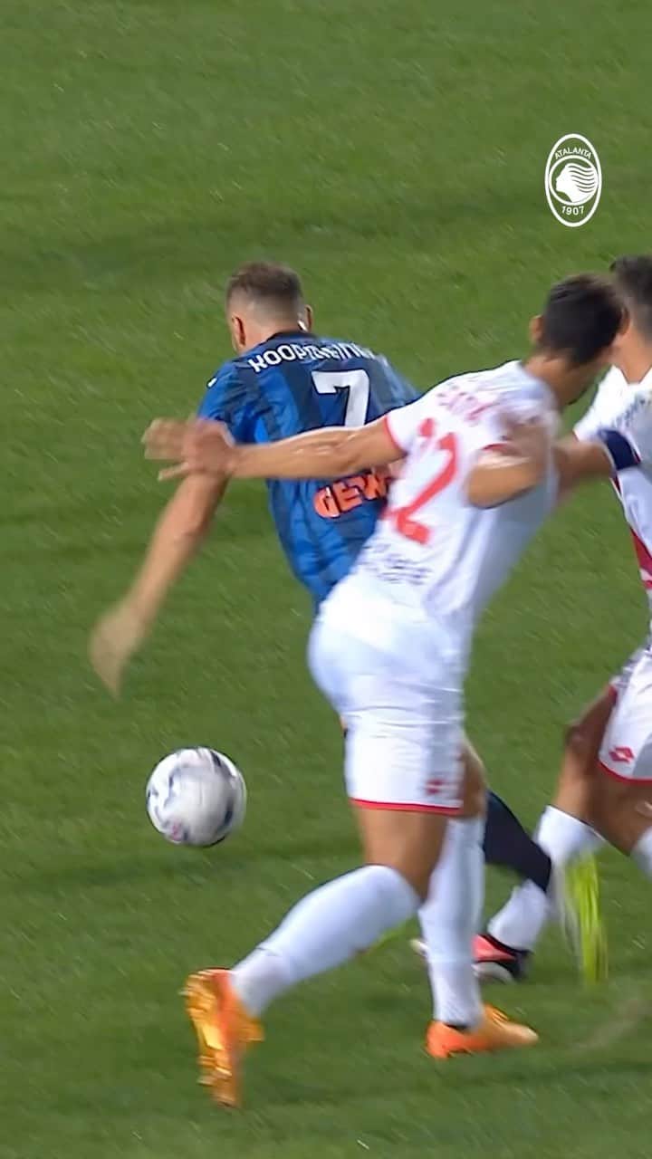 のインスタグラム：「Kooooplà 🌀  Try to catch @teunkoopmeiners 😎  #GoAtalantaGo ⚫️🔵」