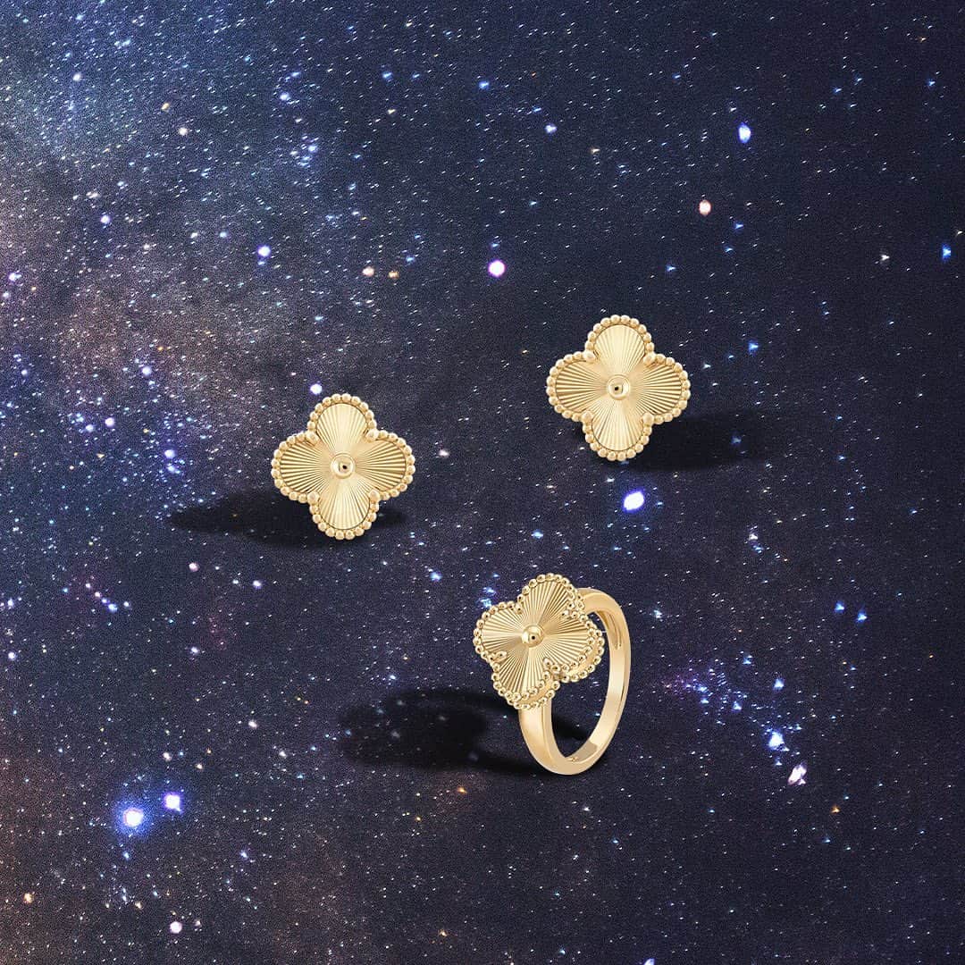 ヴァンクリーフ&アーペルさんのインスタグラム写真 - (ヴァンクリーフ&アーペルInstagram)「Enjoy the spectacle of celestial bodies and the heavenly vault and meet this match. Zodiaque medals paired with Alhambra creations create a harmonious ensemble. What will be your lucky combination?   #VCAZodiaque #VCAAlhambra #VanCleefArpels #Zodiac #ZodiacSigns」9月14日 1時17分 - vancleefarpels