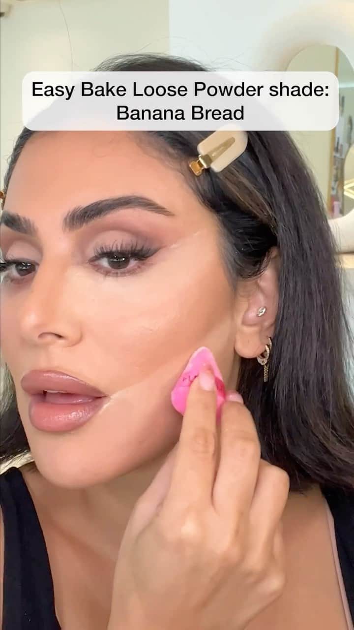 Huda Kattanのインスタグラム：「#SchoolOfSnatch classes are in session & you’re gonna want to take notes! 📝  1. Use #FauxFilter Concealer to brighten 2. Follow with Easy Bake Loose Setting Powder to bake & set 3. Snatch with Easy Bake And Snatch Pressed powder for a super sculpted look.  🌍 Easy Bake And Snatch is AVAILABLE GLOBALLY 09.19 🌎 #EasyBakeAndSnatch」