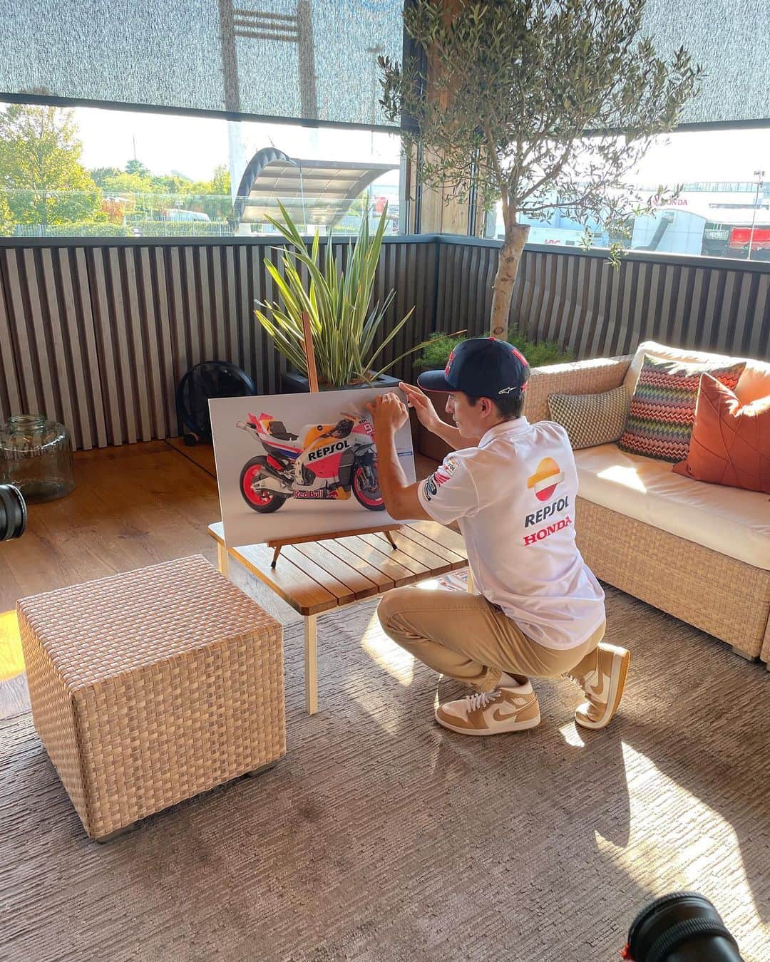 レプソル・ホンダのインスタグラム：「Weekly #BTS trip but we get deeper behind the scenes the more you swipe.」