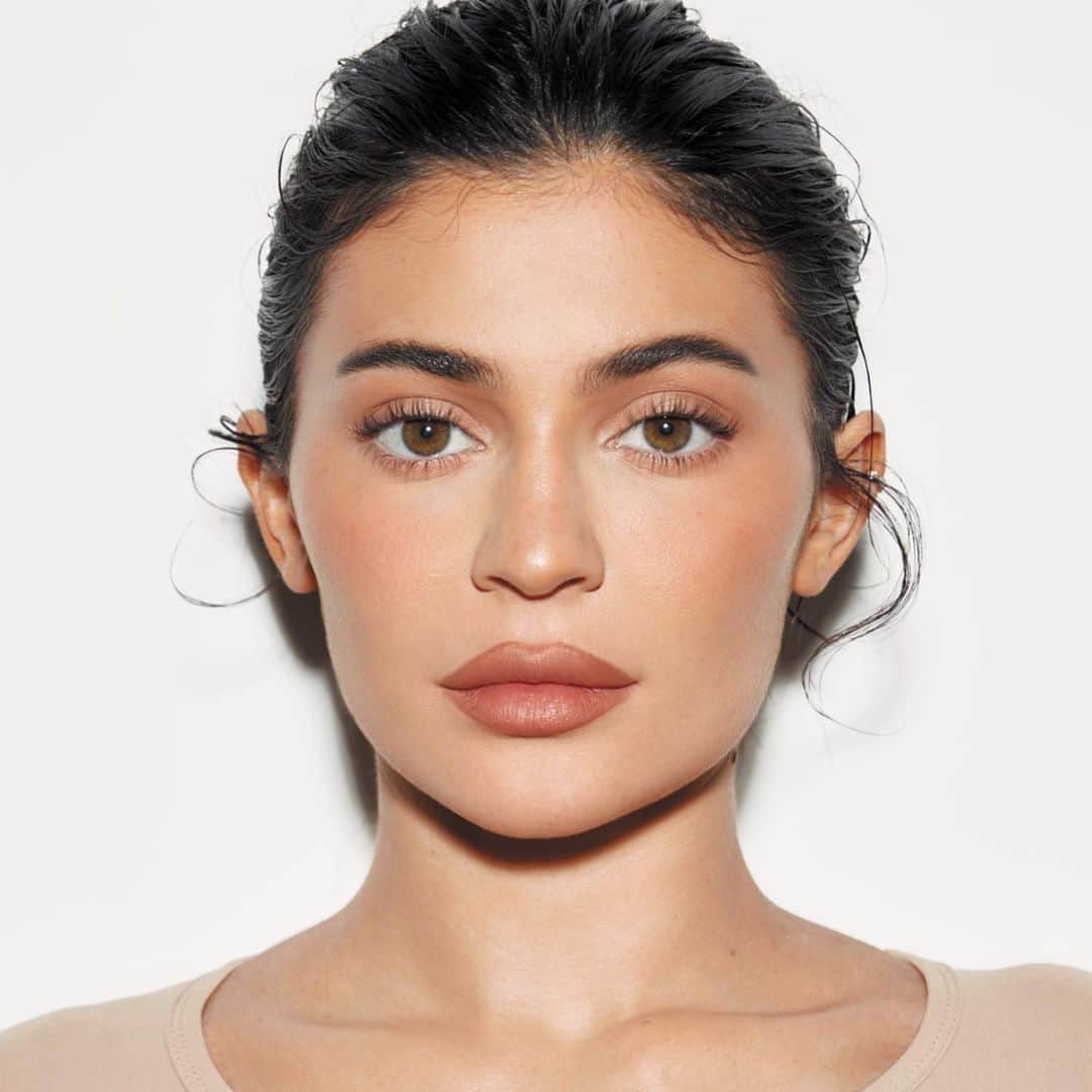 カイリー・ジェンナーのインスタグラム：「POWER PLUSH LONGWEAR CONCEALER shade 4.5c. My new hydrating and weightless formula gives you undetectable wear all day long. 40 shades. medium buildable coverage. no creasing, no caking. launching September 27th 🤍KylieCosmetics.com @kyliecosmetics」