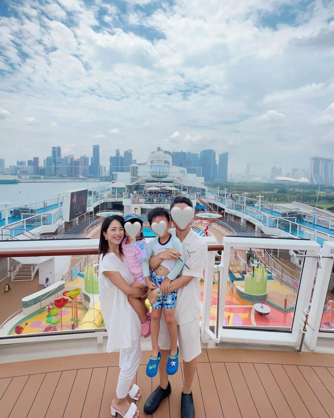 のインスタグラム：「Our new voyage round the world's started!!⚓︎ 世界一周のスタートは初クルーズ！🛳🇸🇬 シンガポール発着のロイヤルカリビアンに乗っています。  まるでテーマパークのような船内で、好きな時に食べて、飲んで、寝て、気がついたら目的地。 ついに、この世界を知ってしまいました🥰💘  サービスもエンタメも素晴らしくて、初クルーズがロイヤルカリビアンで良かった🫶🏽💯  今回の旅は世界中でクルーズホッピングをする予定🛳🌏  ラストの写真は我が家のメンズからのサプライズバースデーで息子が撮ってくれた夫婦shot📷 言われるがまま撮ったらなんだか初々しい一枚に🤭笑  ------------ 📍#Singapore #シンガポール ⚓️ Royal Carribian @royalcaribbeanjapan  ✈️ Spectrum of the Seas 🗓 2023.9.12-16  #クルーズ旅 #海外クルーズ #ロイヤルカリビアン #スペクトラムオブザシーズ #シンガポール #シンガポール発着クルーズ #子連れクルーズ #子連れ旅行 #RoyalCarribian #spectrumoftheseas #singapore #cruise #cruiselife #familycruise #remi_world2023」