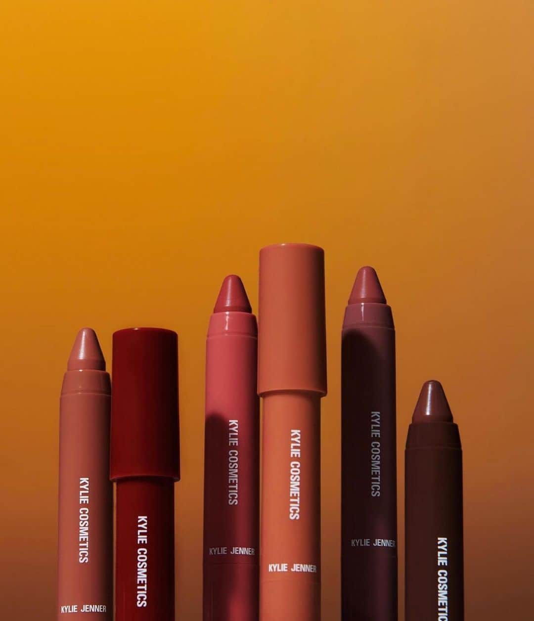 Kylie Cosmeticsさんのインスタグラム写真 - (Kylie CosmeticsInstagram)「Matte Lip Crayons are now available 💄 6 beautiful shades in our new soft-matte formula blur lip lines and leave you with a fuller-looking pout 🫦⁠」9月14日 1時13分 - kyliecosmetics