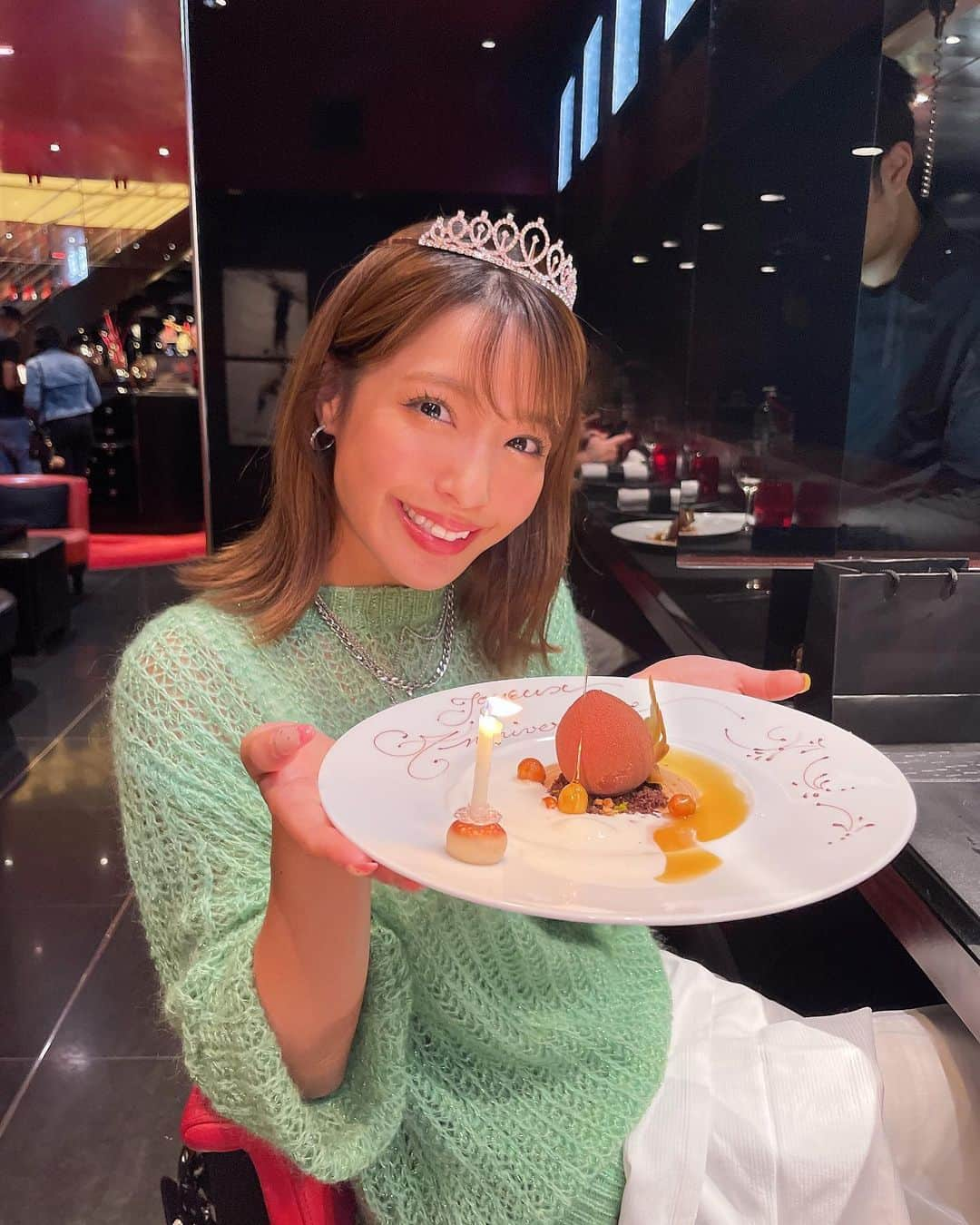 橋本梨菜のインスタグラム：「バースデーガールだったので みんなにお祝いしてもらいました👑  念願のロブションでフレンチのコースいただきました☺️🇫🇷  フランス語でハッピーバースデー歌ってもらったよ🤤  #paris  #latelierdejoelrobuchon  #robuchon」