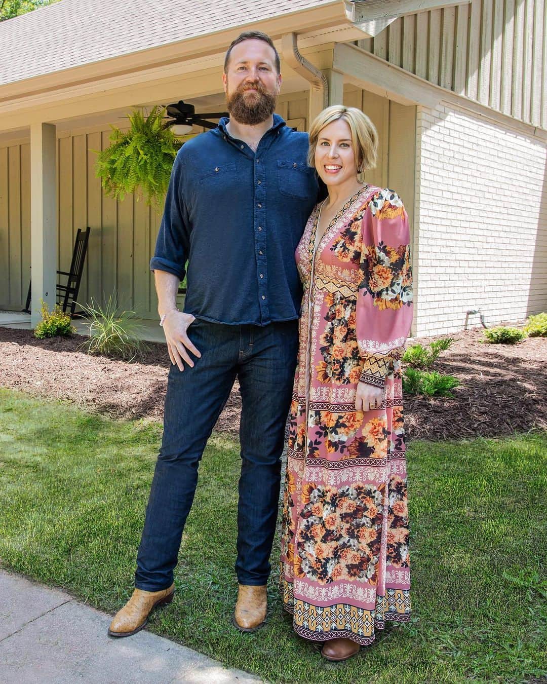 HGTVのインスタグラム：「BREAKING NEWS: #HGTVHomeTown has been renewed for Season 8! 🎊 🎉   And if you’re anxiously awaiting the Season 7 premiere, know that we’ll have a date/time for you to mark your calendars shortly 😁🗓️   Tap the link in our bio for more on what the Napiers have been up to lately. ⬆️」