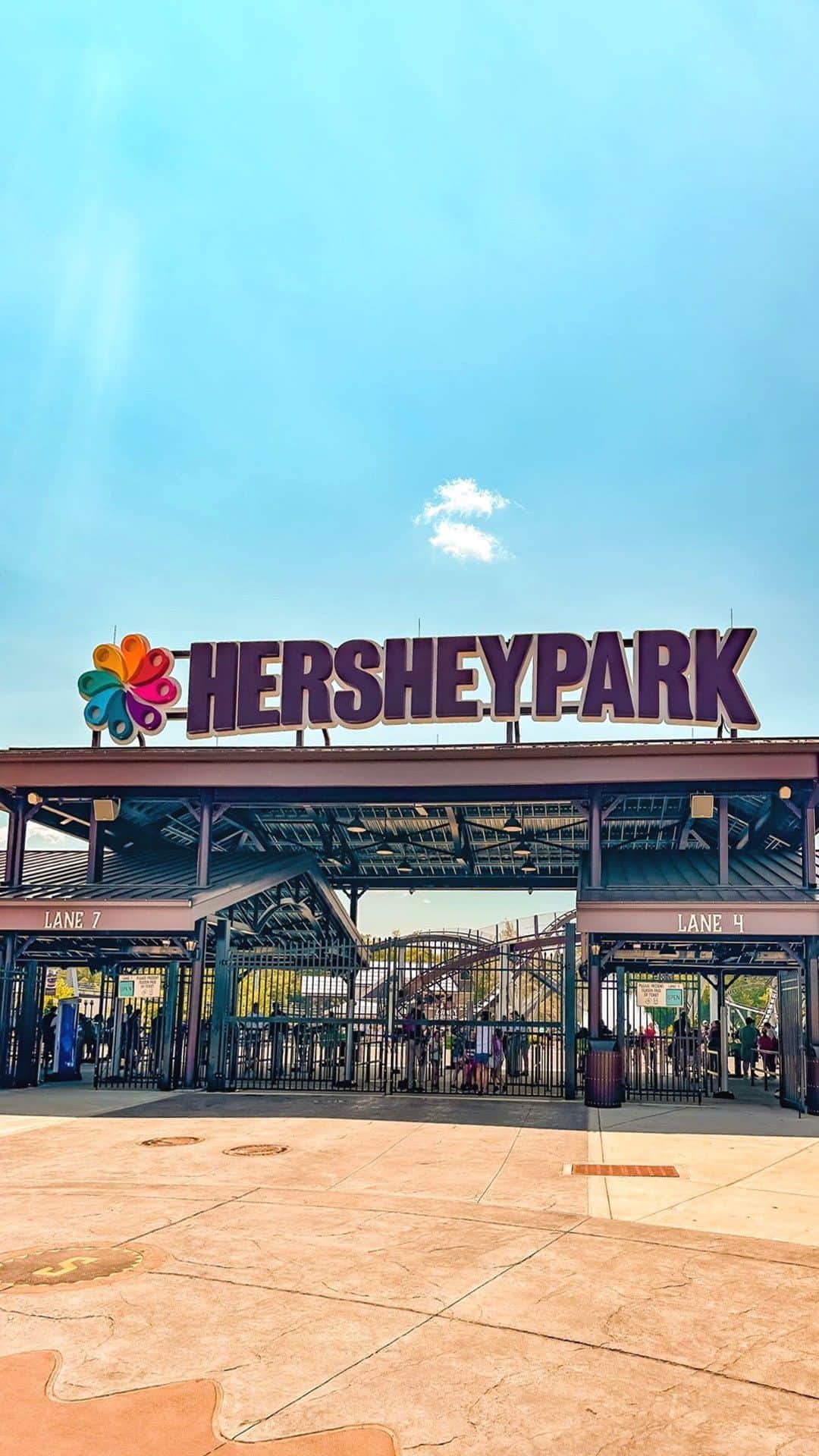 Visit The USAのインスタグラム：「If chocolate and roller coasters are your guilty pleasures, you’ll have a sweet time in Hersheypark. 🍫🎢  Save these tips to fully experience the magic:  🚗Plan a 2-hour drive from Philadelphia, Pennsylvania.  🎢Ride the Candymonium, the park’s most epic roller coaster.  🍫Enjoy a chocolate-filled dining experience at The Chocolatier restaurant.   👻For after-hours Halloween chills, check out Dark Nights at Hersheypark every weekend from September 15 - October 29.   🎅Get in the holiday spirit during the Hersheypark Christmas Candylane festivities from November 10 - January 1.  🎥: @pustika_samaddar  #VisitTheUSA #VisitPA #HersheyparkHappy #AdrenalineRush」
