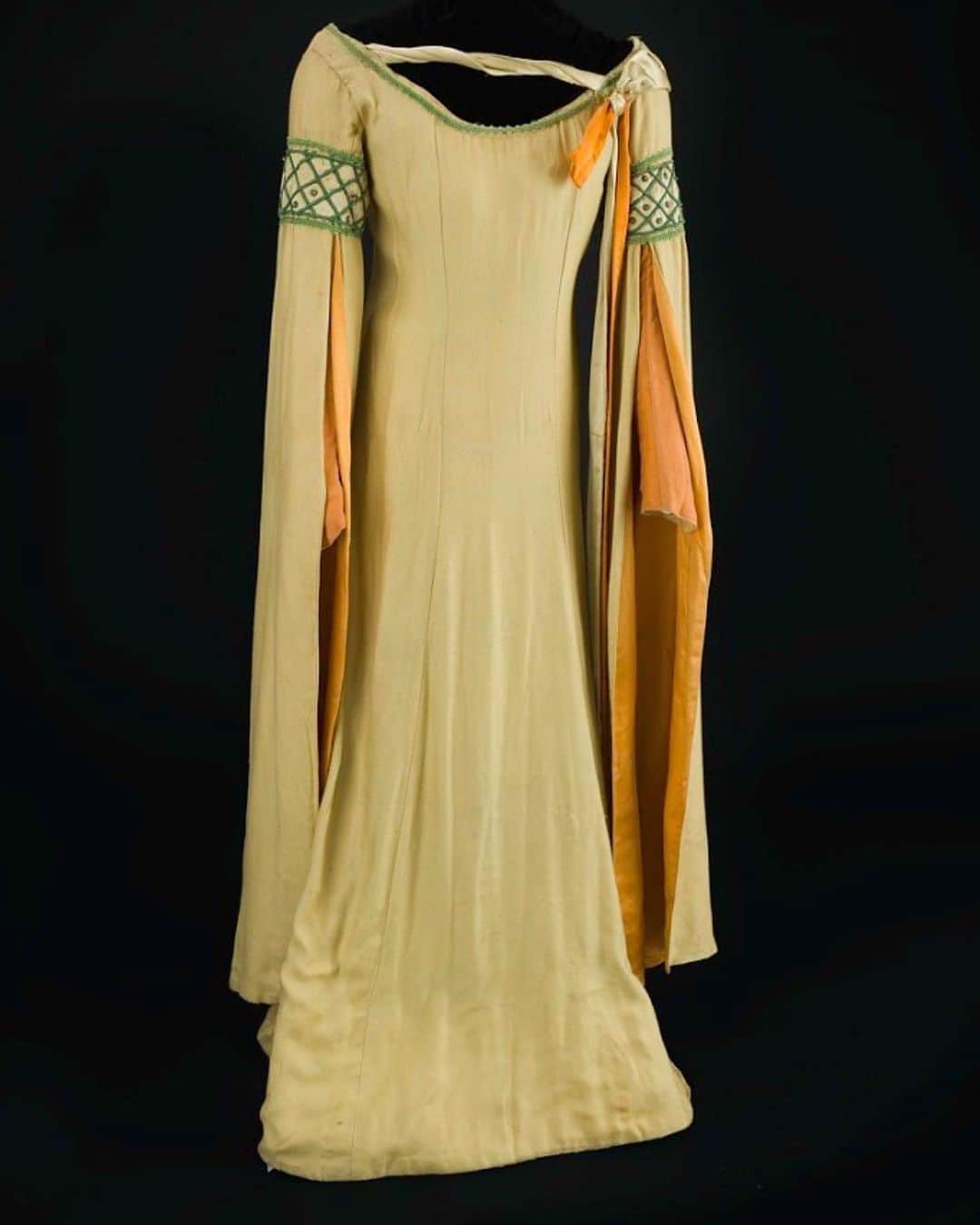 スミソニアン博物館のインスタグラム：「When your friends are talking about their Renaissance outfits, but you’re on different sides of the internet.  Perfect for the Renn Faire crowd, this yellow gown was worn by actor Elaine Temple in the 1928 Broadway revival of William Shakespeare’s “The Merry Wives of Windsor.” Published in 1602, this comedic play follows the failures, follies and miscommunications between Sir John Falstaff and Anne Page (Elaine Temple).   For Beyoncé’s Renaissance World Tour, something shinier. This sequined mini dress was featured in the television teen drama “East Los High,” which ran from 2013-2017. “East Los High” follows Latino teens as they navigate coming-of-age in East Los Angeles.  These two costumes are in the collection of our @amhistorymuseum.  👗 1: “Dress worn by Elaine Temple in Merry Wives of Windsor,” Gift of Olive Kooken 👗 2: “Sequin Dress from Hulu series East Los High,” Gift of Wise Entertainment」