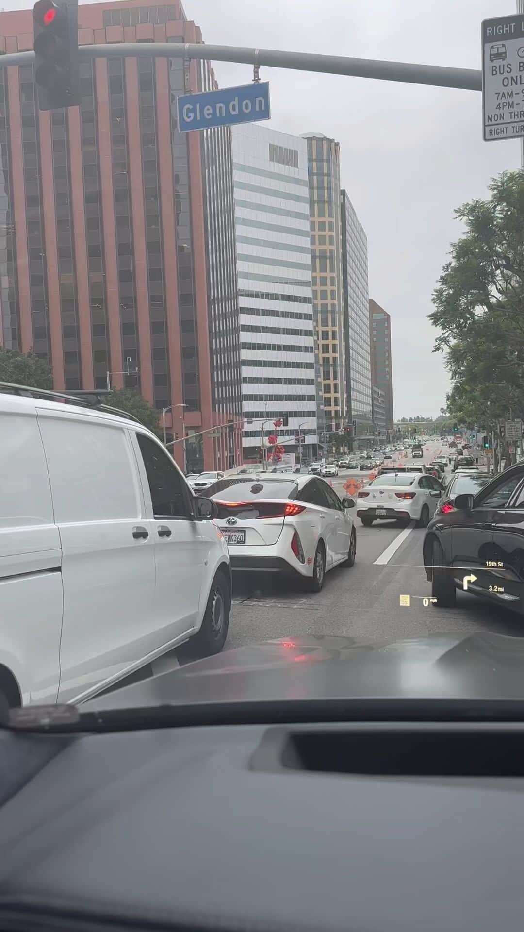 レスリー・ジョーンズのインスタグラム：「See what I mean WHY?! Where is the major construction damnit!」