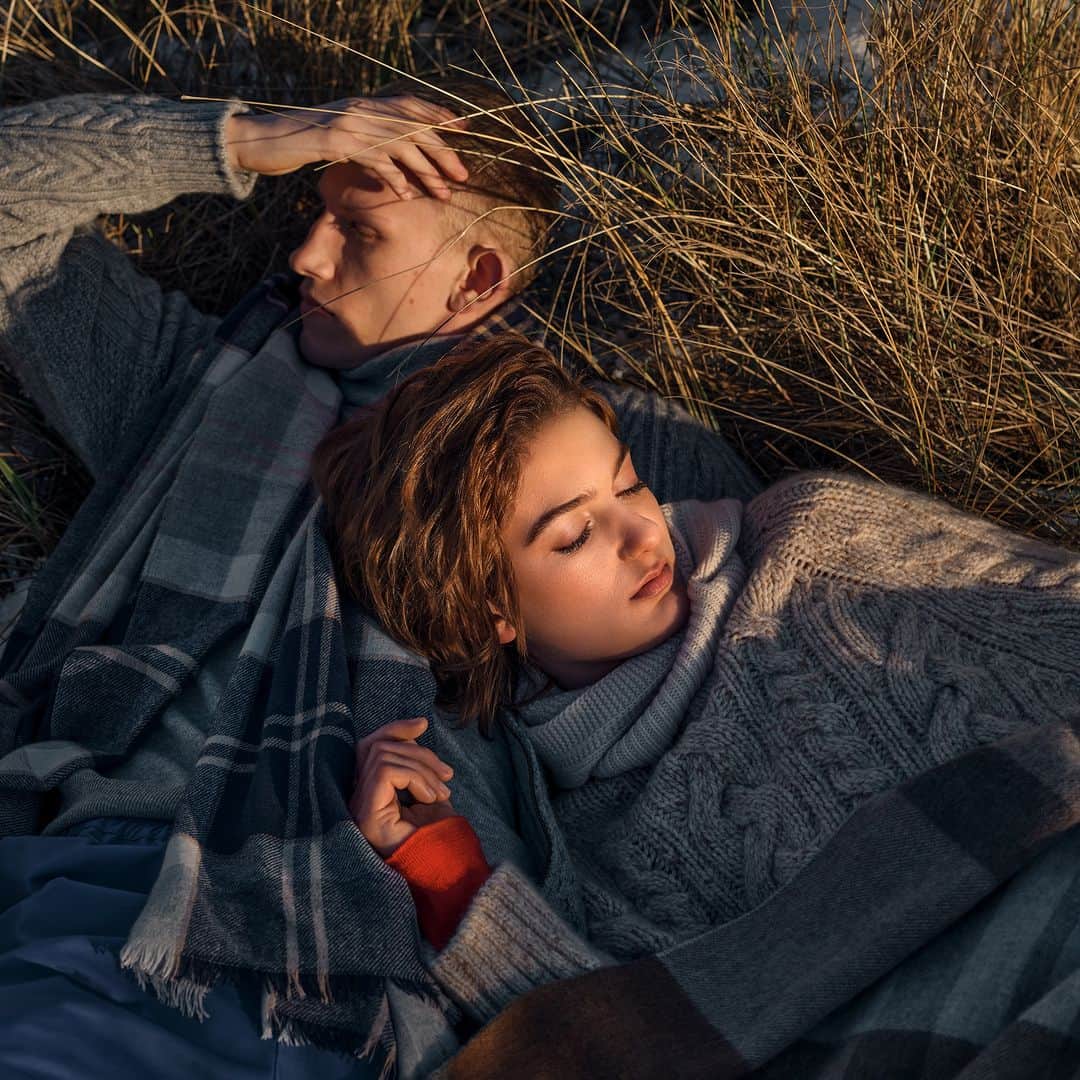 のインスタグラム：「Tradition Meets Modernity. Layer up in this season’s cosy cable designs, traditional knit patterns with a contemporary edge. ⁣ ⁣ ⁣ ⁣ ⁣ ⁣ ⁣ ⁣ ⁣ ⁣ #JohnstonsOfElgin #AW23 #AutumnWinterCollection #AutumnWinter23 #NewSeasonCollection #NatureInspired #OrkneyIslands #MadeInScotland #CableKnitwear」