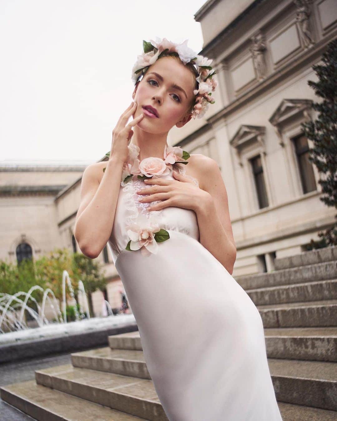 キーナン・シプカのインスタグラム：「Spotted on the steps of the Met… 🌸  Rodarte’s Spring / Summer 2024 @nyfw Portrait Series      Designed by @kateandlauramulleavy Photography by @toddccole Styled by: @ashleyfurnival Hair by: @benskervin Makeup by:  @u.z.o for @narsissist Manicures by: @MTMorganTaylor Production by: @blondprodn Executive Production by: @nicoleprokes Post Production: @phtsdr」