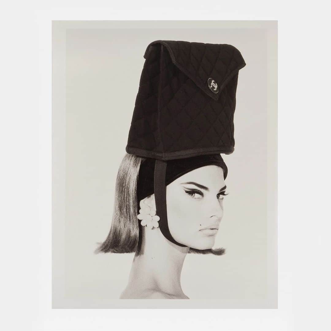 のインスタグラム：「@phaidonpress and @artspace are proud to present a new limited-edition photographic print by @stevenmeiselofficial to celebrate the release of the book ‘Linda Evangelista Photographed by Steven Meisel’.   ‘Steven Meisel: Linda Evangelista, Paris, 1990 (2023)’ is a stunning archival pigment print by Steven Meisel of @lindaevangelista, originally shot for a ‘Vogue Italia’ story on the Fall 1990 prêt-à-porter collections. Published in the magazine’s July/August 1990 issue, this image is evidence of Meisel’s everchanging vision of Evangelista, imagining her in a vast range of characters—in this case embodying Old Hollywood movie star glamour.   📷 Limited to a run of 25 and exclusively available via Phaidon and Artspace. Visit Phaidon + Artspace’s links in bio to learn more.  Limited Edition photographic print packaging shot by: @stevenpaneccasio」