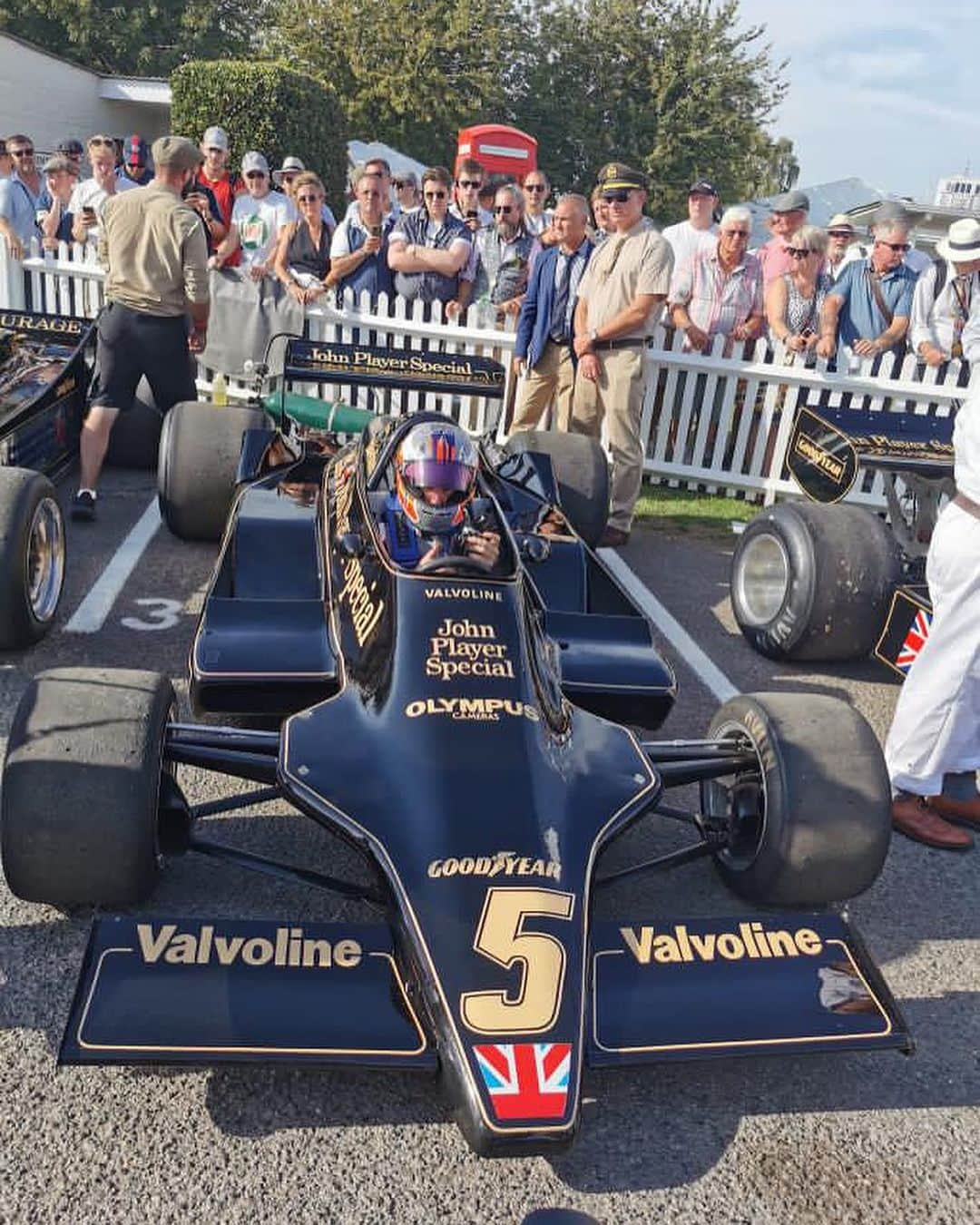 ジェンソン・バトンさんのインスタグラム写真 - (ジェンソン・バトンInstagram)「This was an absolute treat, let loose in Mario Andretti’s 1978 World  Championship Winning JPS-Lotus 79 around Goodwood! 😊  #lotus #f1 #marioandretti #worldchampion   📸 credit @raphaelabeillon」9月14日 1時25分 - jensonbutton