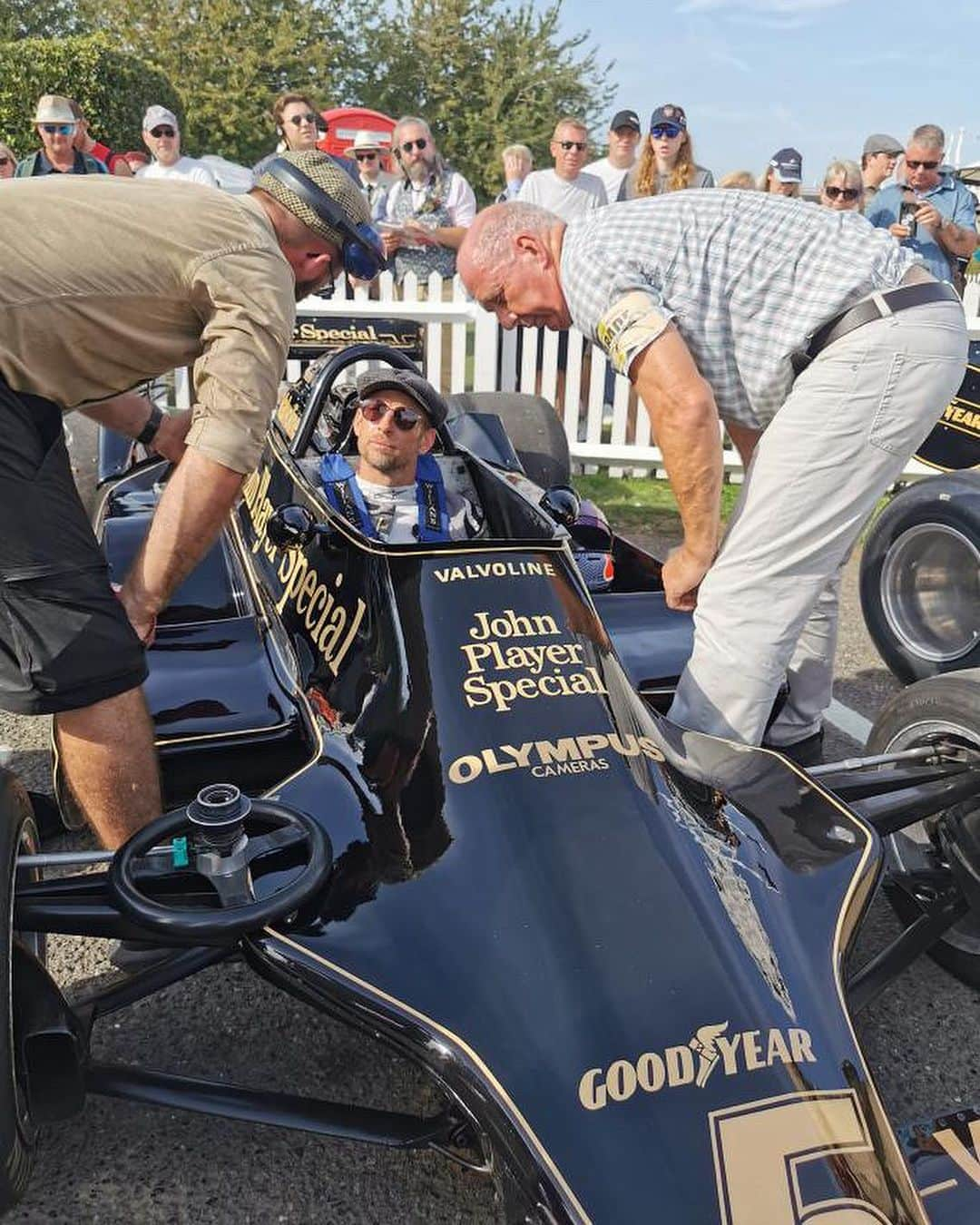 ジェンソン・バトンのインスタグラム：「This was an absolute treat, let loose in Mario Andretti’s 1978 World  Championship Winning JPS-Lotus 79 around Goodwood! 😊  #lotus #f1 #marioandretti #worldchampion   📸 credit @raphaelabeillon」