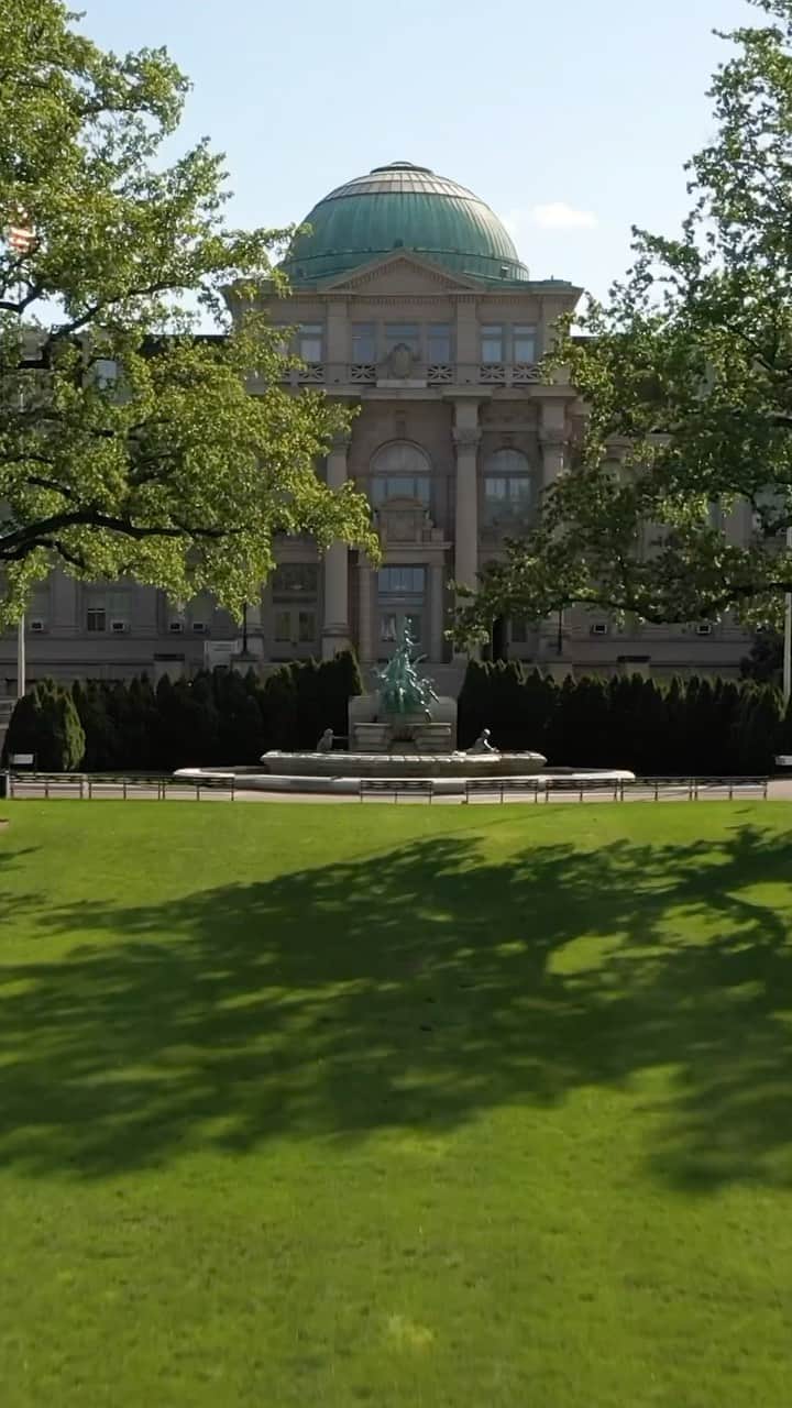 ニューヨーク植物園のインスタグラム：「If you haven’t been to the LuEsther T. Mertz Library, you’re missing one of the greatest botanical book collections on Earth. 📚🌱   And that’s just one element of the amazing archives to be found there. With over 750,000 books, centuries of historic manuscripts, cookbooks, kid’s activities, and so much more to discover, it’s a destination no plant lover should miss. Get to know our Mertz Library staff—then visit the link in our bio to learn more.   #MertzLibrary #libraries #botany」