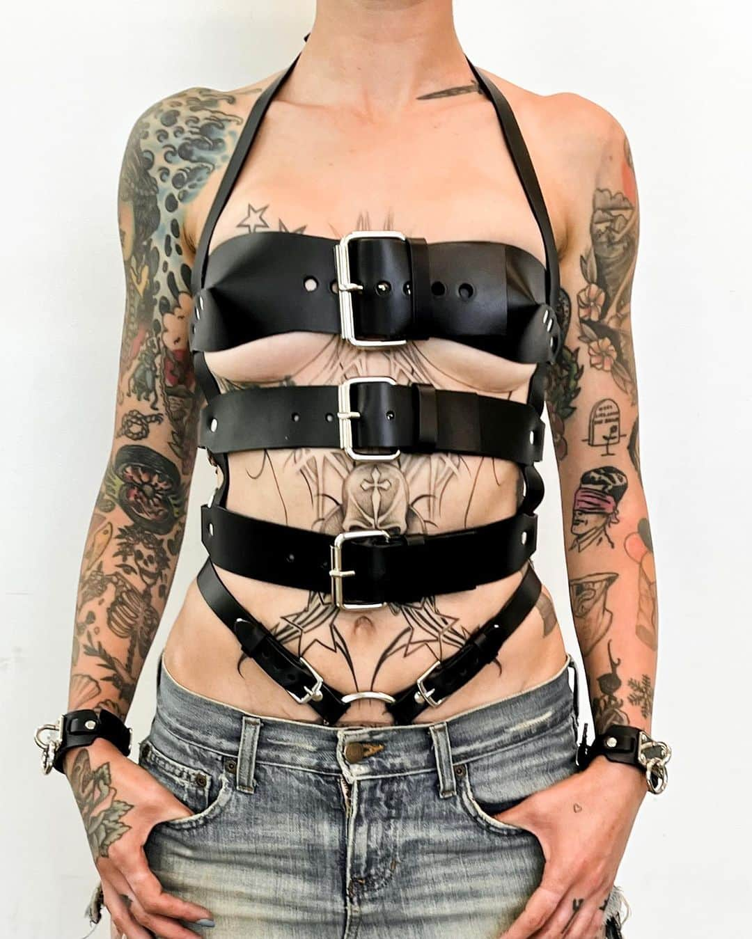 ZANA BAYNEのインスタグラム：「A classic belt-shirt & jeans 🌹   Sarah wears the Triple Buckle Bustier, Alex Thong, and Choker Cuffs (1.25”)  Made in Los Angeles, available exclusively online」