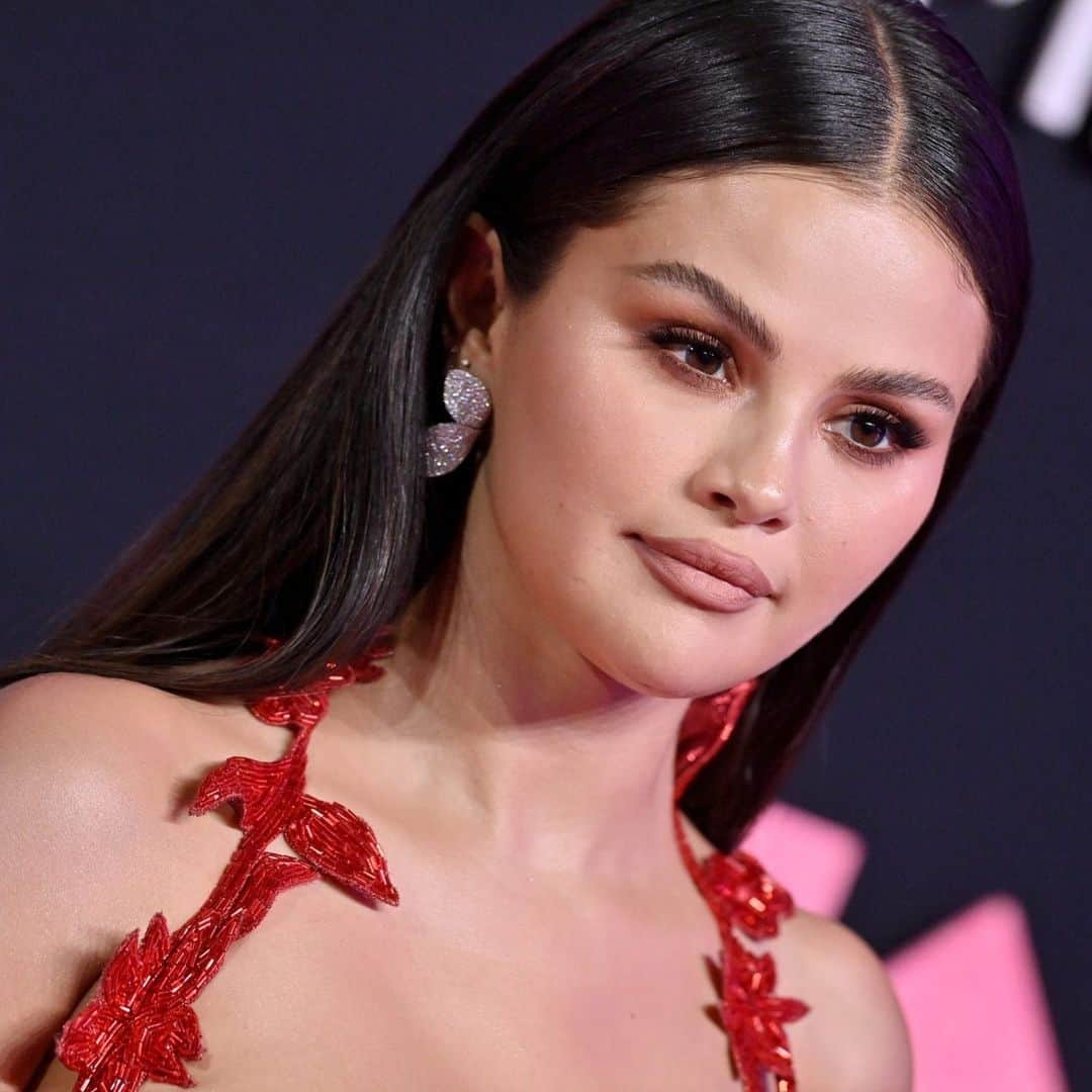 Vogue Beautyさんのインスタグラム写真 - (Vogue BeautyInstagram)「@selenagomez’s @oscardelarenta dress wasn’t the only red we saw on the #VMAs pink carpet last night: She also had a tonal beauty look to match. Head to the link in bio to see all the products singer-actress-entrepreneur’s longtime makeup artist @hungvanngo used for her romantic “red velvet” look.」9月14日 2時00分 - voguebeauty