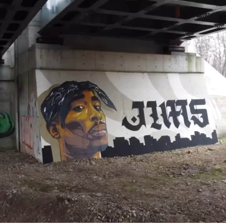 2Pacのインスタグラム：「@jims.1312 -Ploiesti, Romania #2pacmural」