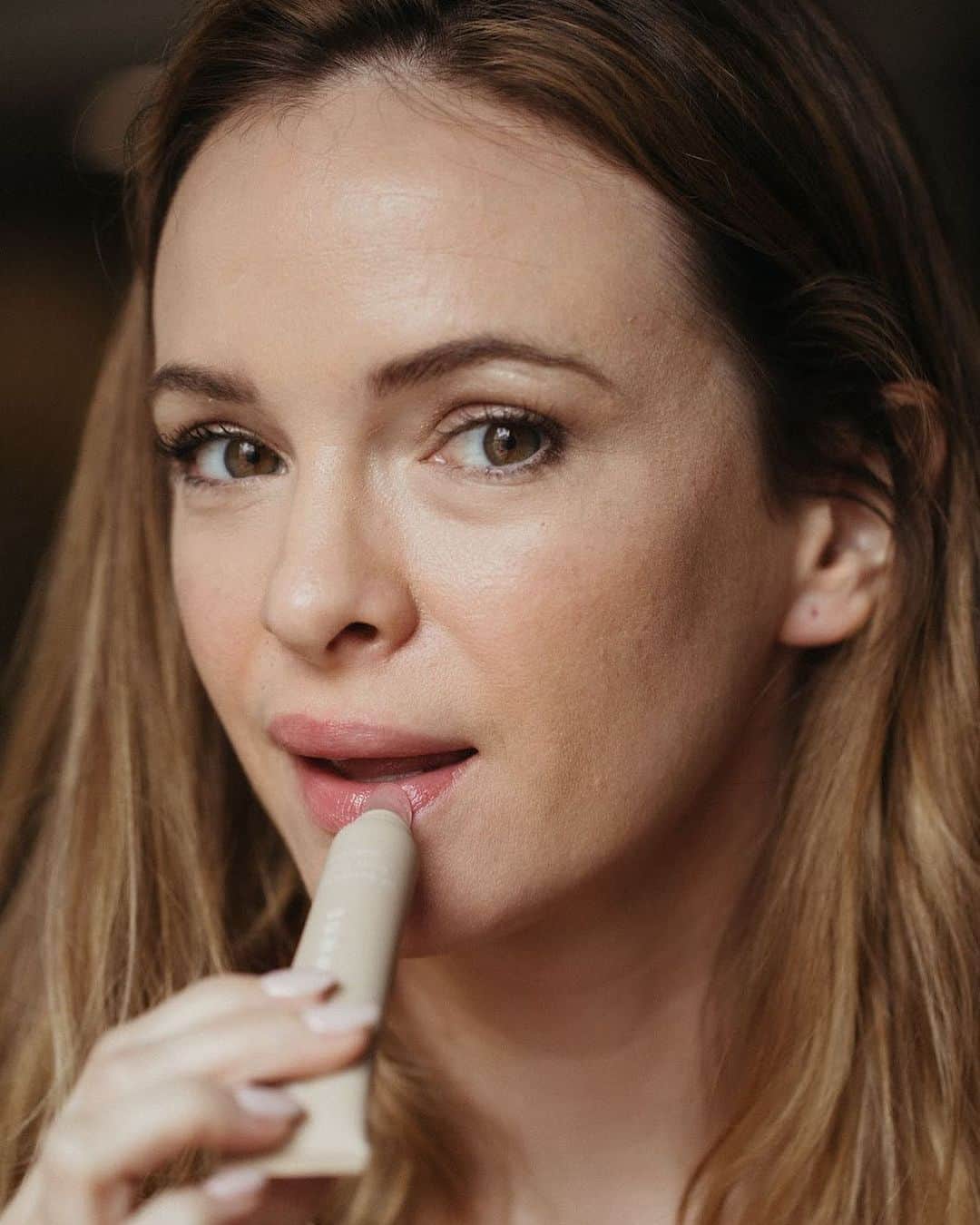 ダニエル・パナベイカーのインスタグラム：「What’s your favorite lippy? I can’t get enough of this @summerfridays lip butter.」