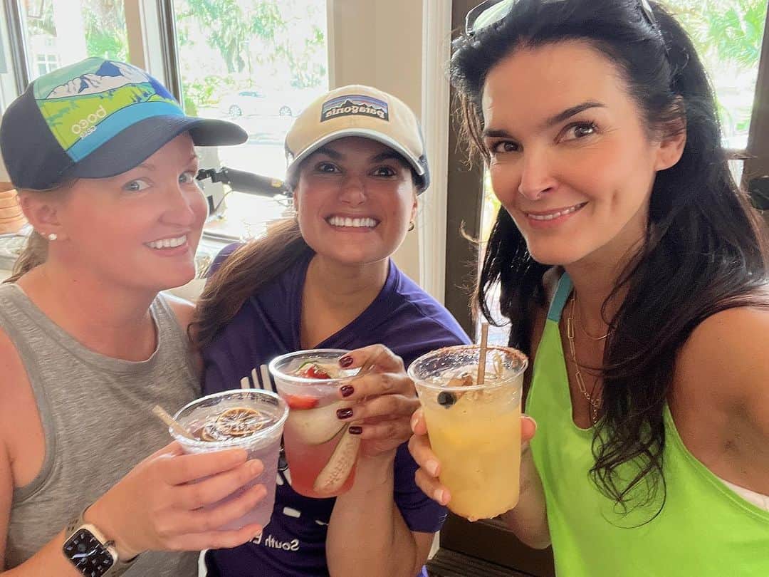 のインスタグラム：「Love my ride or die… rain or shine!  😂❤️👍🏼🌦️  #blessed #grateful #myladies #thatwasfun」