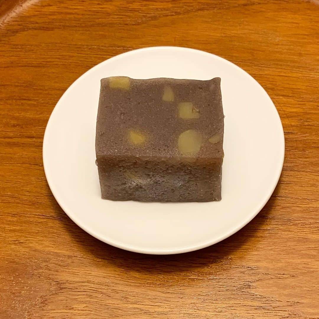 大橋歩のインスタグラム：「これは近くの和菓子屋さんの栗蒸し羊羹です。やさしい味でした。栗蒸し羊羹は栗がゴロッと入ってるのもおいしいけど、この和菓子屋さんの柔らかい栗のも好きです。駅前に3軒の和菓子屋がありますが姉妹店でそれぞれ形も味も違います。今日はこの栗蒸し羊羹とスィートポテトを買いました。今日と明日の分。夕食後２個入りの箱を開けましたらそれぞれの消費期限のシールが箱の上蓋内側に貼ってありました(普通に箱の外側にも)。今日初めて内側のに気付きました。先日もおはぎと饅頭を買いましたし、何度も買っていたのに気付きませんでした。そして紙箱の開け口のシールは剥がしやすいようにかどが折ってありました。たった和菓子2個に今時こんな事してもらえる店ってあります？もしかしたら今日の店員さんの心配りなのかも知れませんが。」