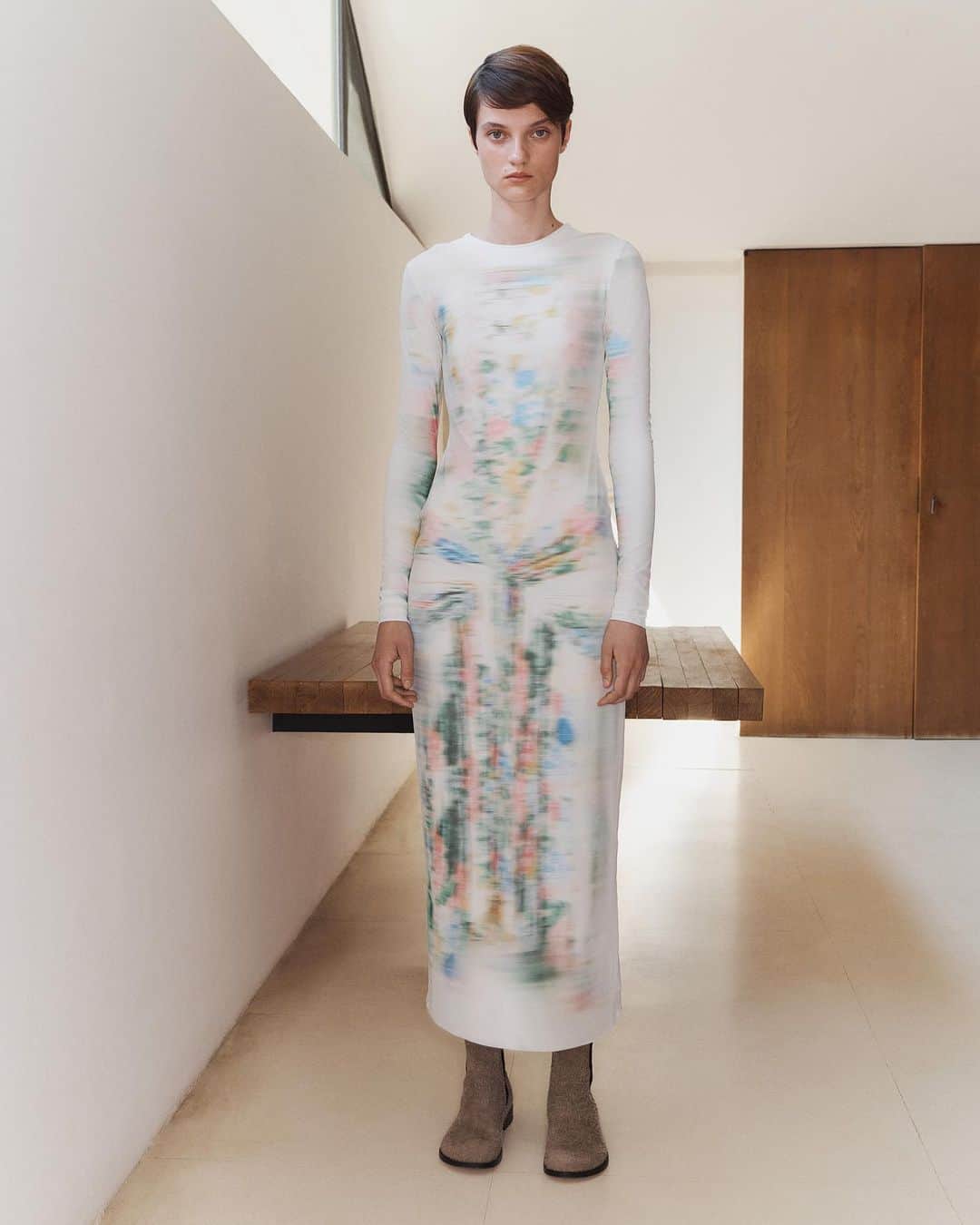 Loeweさんのインスタグラム写真 - (LoeweInstagram)「A knitted dress with a blurred vintage floral print is playfully out of focus, echoing the LOEWE Fall Winter 2023 collection’s use of blurred trompe l’oeil prints which trick the eye.  loewe.com  #LOEWE #LOEWEFW23」9月14日 2時00分 - loewe