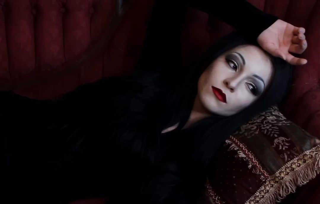 ジェシカ・ヴィルのインスタグラム：「It’s that time of the year where I whip out my Morticia cosplay transformation 🖤 I kind of want to be her again this year 👀✨ #cosplay #halloween」