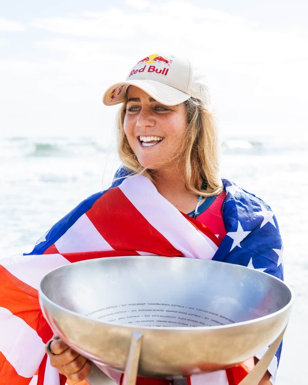 世界プロサーフィン連盟（WSL）のインスタグラム：「The 2023 World Champion 🇺🇸 @caroline_markss⁣ ⁣ Replay the #RipCurlWSLFinals now on worldsurfleague.com.⁣ @ripcurl」