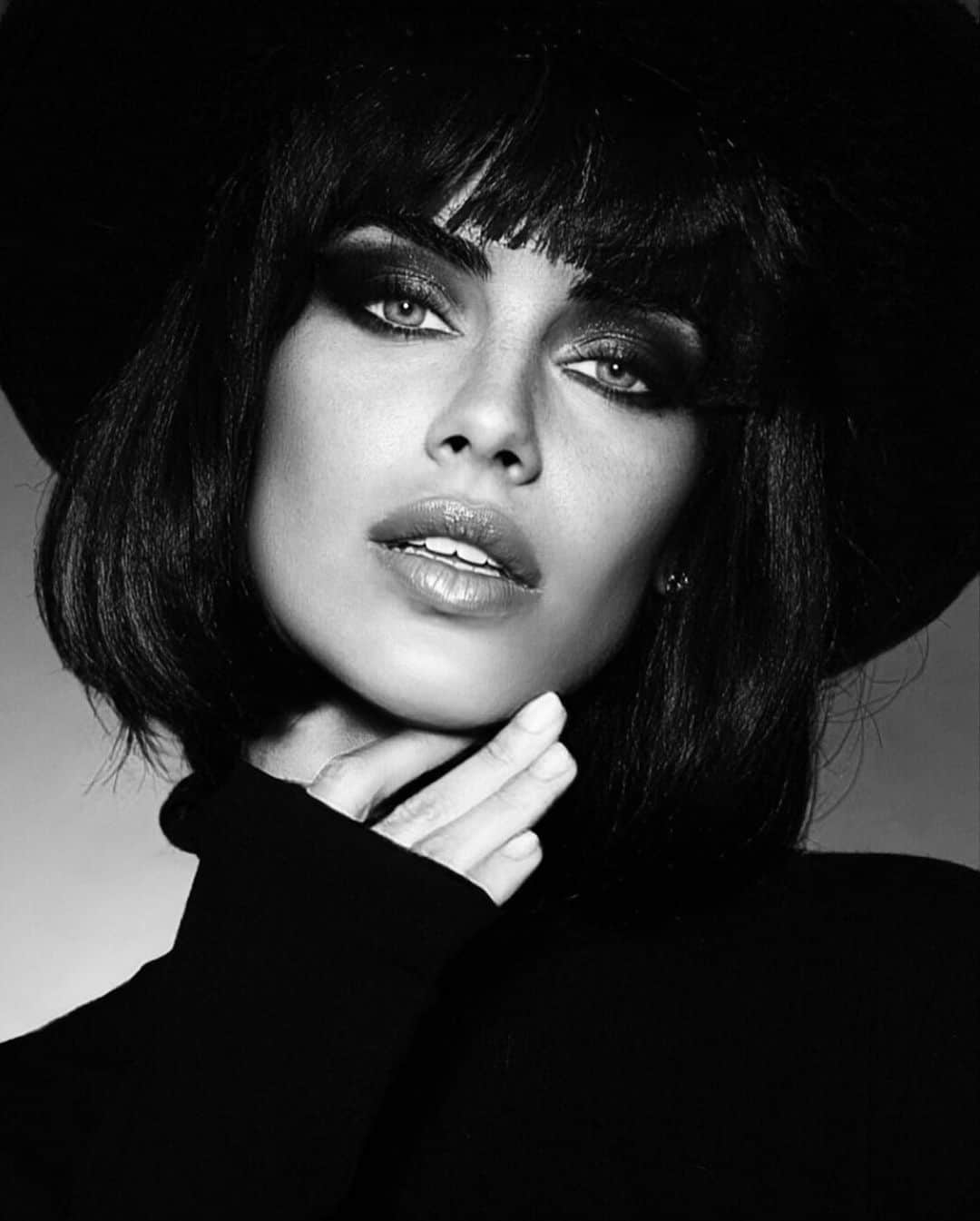 ジェシカ・ロウンズのインスタグラム：「🖤🤍🩶」