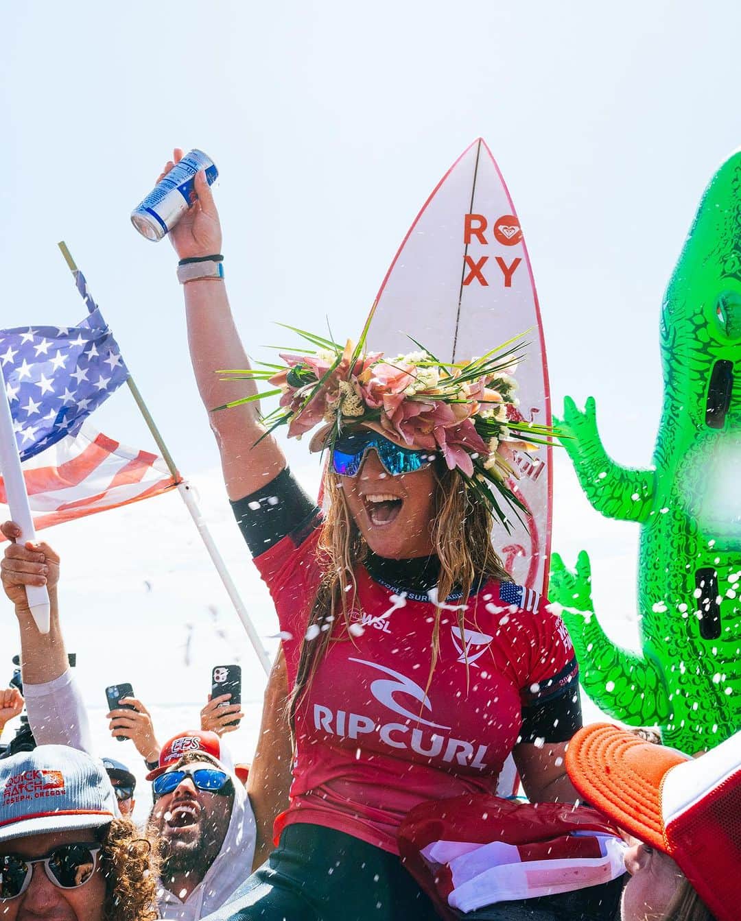 キャロライン・マークスのインスタグラム：「It’s taken me a few days to process what happened the other day.  First off wanna start by saying congratulations to @rissmoore10 on a stellar year. To share the lineup and compete with you on the big stage is a surreal feeling. You are a class act and an inspiration to me, along with so many others. Much love and respect to you 💗 My Florida & San Clemente family and friends, seeing all of you on the beach cheering loud all day, I thought to my self no matter what happens today I’ve got the awesome people around me. And how cool is that?! If you told 10 year old Caroline to write in her journal a dream scenario to win her first world title. This would be it.  I feel like I’m floating on a cloud right now hahaha. To my older brother Luke, thank you for showing me surfing, giving me my first board and going out there with me everyday and pushing me to the point where I’d cry sometimes haha. I’m so stoked we can now share these special moments together. Mom and Dad, thank you for keeping things fun and light hearted always. This wouldn’t be possible without you both and Im so lucky to have you. My shaper @matt_biolos & @lostsurfboards crew congratulations on winning this years shaper ranks, & thank you for putting magic under my feet. Congratulations @filipetoledo teledo. Back to back champ! You’re incredible in and out of the water. I’m So happy for you! I went through one of the hardest times of my life last year mentally and physically and there were moments where I doubted my self, not sure if I’d ever get back to a certain place of happiness so just to be standing here finding that happy place with myself & surfing feels good. Not everyday is perfect but damn I’m enjoying the ride! @wsl thank you for giving us the platform 🙏 A shout-out to my team @lukeegan @mikeparsons1 , my trainer Stu, Jasmine, my sports psychologist Eric, & my filmer @noahjm22. My sponsors @roxy @redbullsurfing @oakleysurfing @freestylewatches @gromsocial @matt_biolos @ronjonofficial @fcs_surf thank you for believing in me, I’ll cherish this moment forever.」