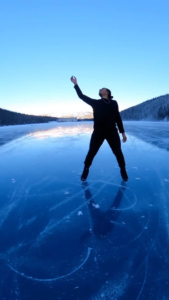 エラッジ・バルデのインスタグラム：「Wild Ice season is just around the corner. It’s a place where I feel connected and fulfilled. I’m radiating at the thought of sharing my adventures with you this season 🫶🏽  • #wildice #figureskating #nature  • Videographer | Carlotta Edwards」