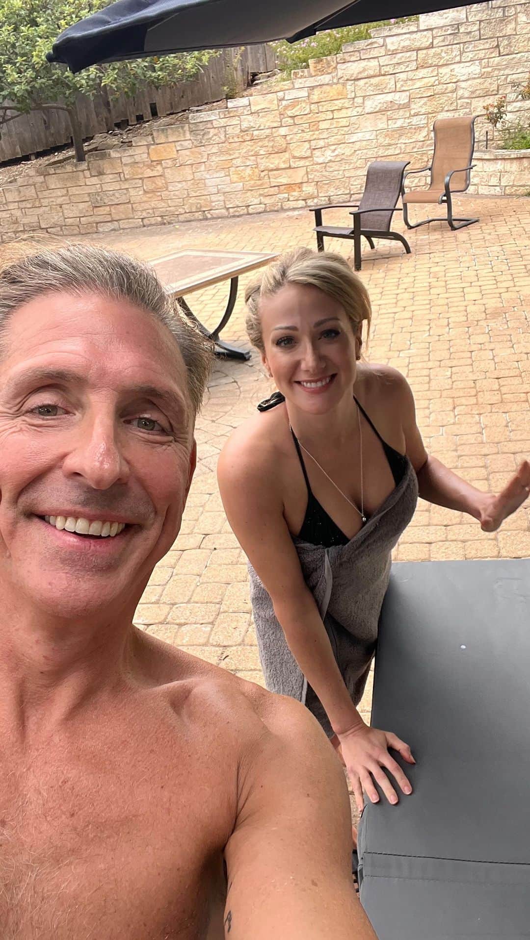 デイヴ・アスプリーのインスタグラム：「Another cold plunge Q&A with a top skin care medical professional. Lots of great info! Plus, bonus content about how to not be a d-bag if you’re a guy. 😂」