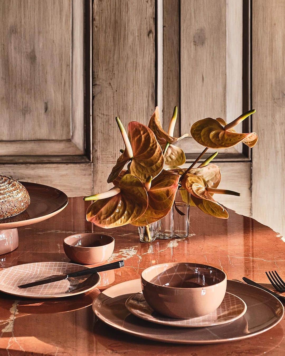 ケリーウェアスラーのインスタグラム：「UNCONVENTIONAL CLASSICS I'm always drawn to unexpected and unique details that make any design more visually interesting. When my team and I were designing the Zuma Collection, we aimed to capture the unexpected for each piece. We added stripped-down digital graphic motifs to evoke an artisanal essence, creating the perfect balance between technology and traditional craftsmanship. This collection is intended to be mixed and matched across different colors, patterns, and shapes. XK」