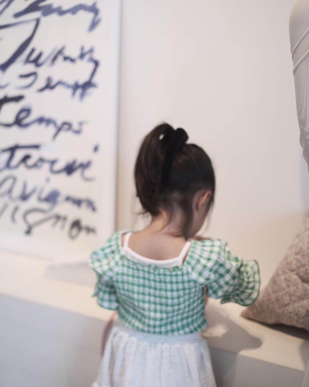 のインスタグラム：「お誘いしてもらって 久しぶりに会えたももちゃんファミリー🤍  かわいいお洋服もおそろいでgetできたし嬉しい♡  天使かな？ってぐらい優しくてかわいくて素敵な写真を撮ってくれるももちゃん またゆっくりとね〜 @_______moku 🫶🏻」