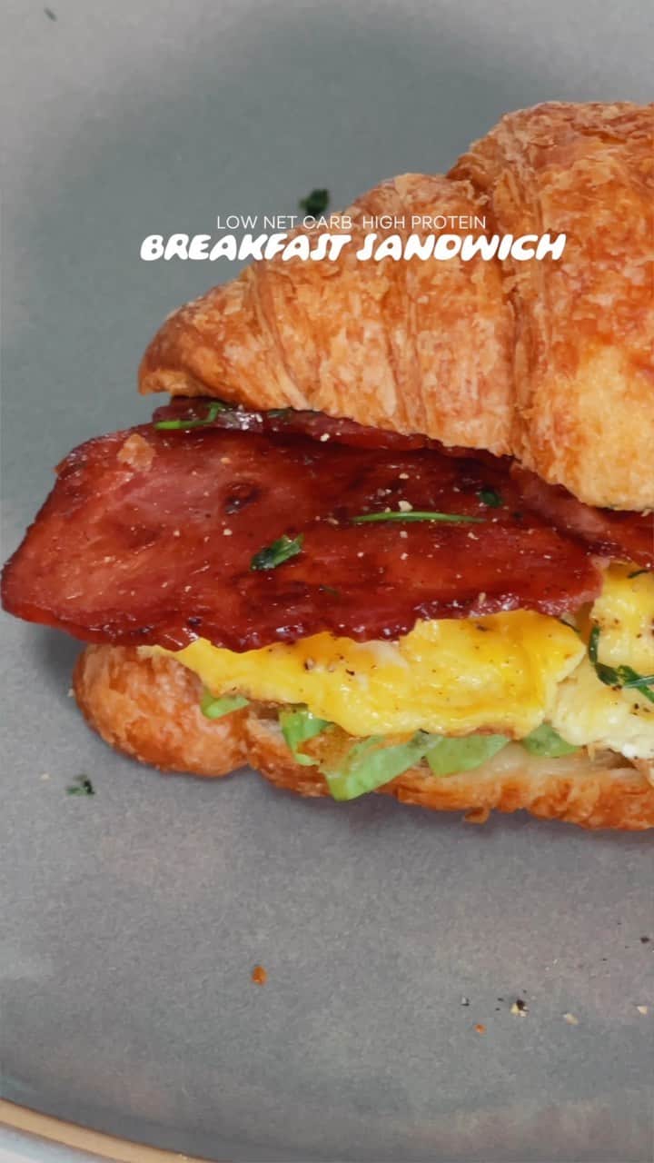 SONYA ESMANのインスタグラム：「today i wanted to eat a croissant 🥐 ... a @hero croissant with soft truffled eggs, hot honey turkey bacon, and avocado  ◡̈ Ingredients * 2 @hero croissants  * 2 eggs * 1/2 avocado * 4 pieces of turkey bacon * Pinch of salt and pepper * Salted butter * 1/4 tsp white truffle oil (optional) * Hot honey (optional) * Chives for garnish  Instructions 1. Warm the halved croissants in a 300 degree oven for about 5-6 mins. 2. Cut half an avocado into small slices. 3. Make the eggs. In a small bowl, beat together eggs. Add butter to a pan and preheat on medium-low heat. Add the beaten egg mixture and turn the heat down to low. Using a rubber spatula, gently push the eggs around to create small folds. OR just make the eggs however you like them.  4. Truffle them. While they are still wet, add the truffle oil and remove the eggs from the heat. Divide the cooked eggs in half for each sandwich. 5. Add the turkey bacon to a cold pan, heat pan on medium-low and cook on each side until brown. Drizzle hot honey at the end.  6. Build the sandwich. Remove the croissants from the oven. Carefully open them and add avocado slices, half the eggs, turkey bacon and garnish with black pepper and chives. enjoy! <3  #ad #breakfast #eggs #croissant #healthyfood #healthyrecipes #herocroissant #lownetcarb」