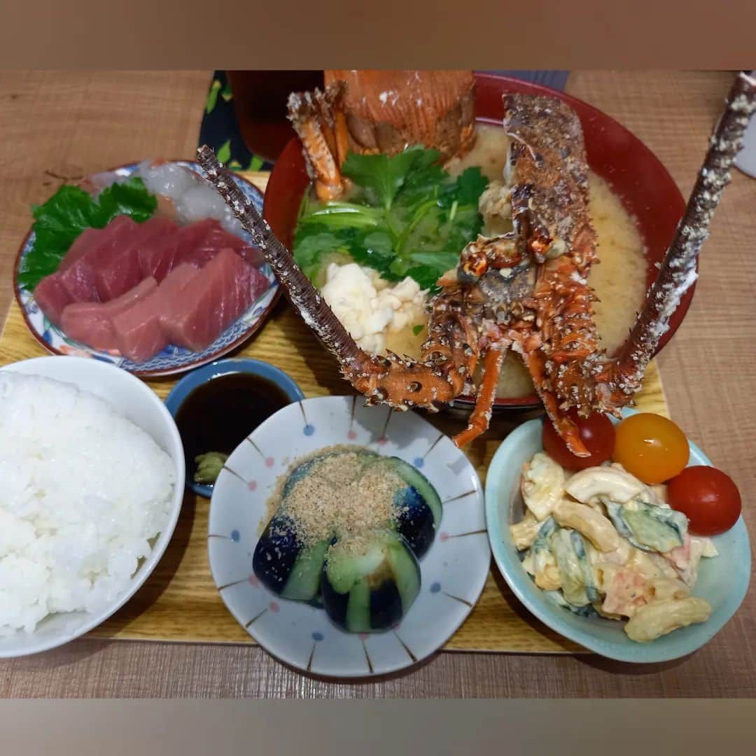 ぢゃいこさんのインスタグラム写真 - (ぢゃいこInstagram)「🦞🦞🦞 高知で漁業をしてる弟から『伊勢海老いるか？』の連絡が。んなもん、いるに決まってるよね⁉️欲しいに決まってるよね⁉️ そしたら、その数日後…とんでもないのが来ました👏✨ 伊勢海老７尾＆マグロ２柵🦞🦞🦞🦞🦞🦞🦞🐟️🐟️ めちゃくちゃデカイ！重い！ さすがにこの量を一人では無理なので、割烹料理屋の友達のとこへ✨ 私は伊勢海老一尾とマグロ２柵で大満足🙌 伊勢海老ほぼ一尾のお味噌汁と、伊勢海老＆マグロのお造り盛り✨ 弟のお陰で次の日の昼ぢゃい飯が超豪華で贅沢で最＆高に!!!!!! 弟よ、ありがとう。 #伊勢海老  #伊勢海老の味噌汁 #伊勢海老の刺身 #伊勢海老の造り #ぢゃいこ #吉本新喜劇ぢゃいこ #吉本新喜劇」9月13日 17時20分 - dyaimeshi