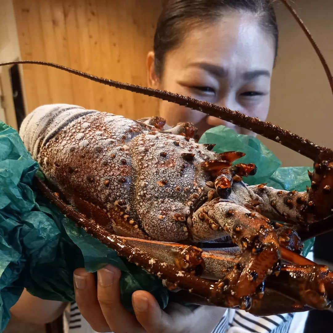 ぢゃいこさんのインスタグラム写真 - (ぢゃいこInstagram)「🦞🦞🦞 高知で漁業をしてる弟から『伊勢海老いるか？』の連絡が。んなもん、いるに決まってるよね⁉️欲しいに決まってるよね⁉️ そしたら、その数日後…とんでもないのが来ました👏✨ 伊勢海老７尾＆マグロ２柵🦞🦞🦞🦞🦞🦞🦞🐟️🐟️ めちゃくちゃデカイ！重い！ さすがにこの量を一人では無理なので、割烹料理屋の友達のとこへ✨ 私は伊勢海老一尾とマグロ２柵で大満足🙌 伊勢海老ほぼ一尾のお味噌汁と、伊勢海老＆マグロのお造り盛り✨ 弟のお陰で次の日の昼ぢゃい飯が超豪華で贅沢で最＆高に!!!!!! 弟よ、ありがとう。 #伊勢海老  #伊勢海老の味噌汁 #伊勢海老の刺身 #伊勢海老の造り #ぢゃいこ #吉本新喜劇ぢゃいこ #吉本新喜劇」9月13日 17時20分 - dyaimeshi