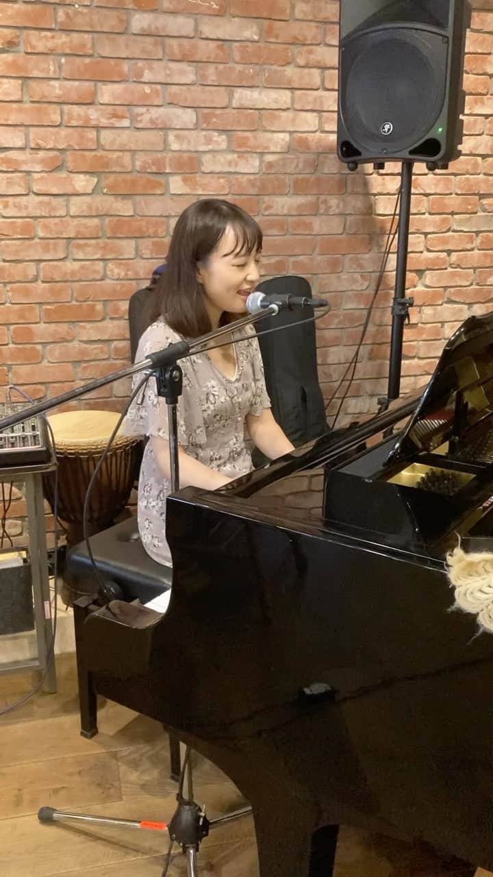 OKAPYのインスタグラム：「. ♫さよなら、またね  これはリハーサル時のでフルじゃないけど💦 長野市芸術館以来のピアノ弾き語り🎹 元々ピアノで作った曲だったので 久しぶりに弾き語り出来て良かったです☺️✨  自分で言うのもですが この曲でいつも救われてる🍀」
