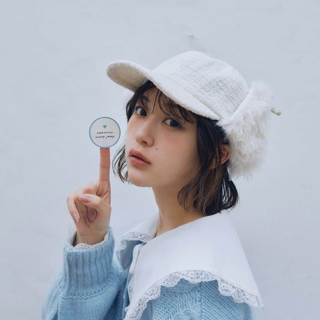 merry jennyさんのインスタグラム写真 - (merry jennyInstagram)「【 special collaboration 】 ㅤㅤㅤㅤㅤㅤㅤㅤㅤㅤㅤㅤㅤ merry jenny 2023 autumn/winter Dream well feat.naenano   　 -- merry jenny × naenano --  　 special collaboration itemの発売が決定いたしました。  ご予約開始は9/20(wed) 12:00〜！！ 公式通販サイトRUNWAY channelにてご予約いただくと 先着でご予約特典のステッカーをプレゼント！ ※1会計毎に1枚のお渡しです。  なえなのさん手描きのcollaboration logoのステッカーは スマートフォンとケースの間に挟めるサイズです♡ ㅤㅤㅤㅤㅤㅤㅤㅤㅤㅤㅤㅤ topのURLから⇨  @merryjenny_instagram ぜひcheckしてくださいね♡  ⚪︎ NAENANO GUIDEスウェット col : o.white / green ￥7,700 (tax in)  ⚪︎ flower laceﾃｨｱｰﾄﾞﾜﾝﾋﾟｰｽ col : o.white / black ￥14,300 (tax in)  ⚪︎ ﾘﾎﾞﾝﾌﾟﾘｰﾂﾜﾝﾋﾟｰｽ col : o.white / navy ￥12,100 (tax in)  ⚪︎ ツイードフライトCAP col : ivory / black ￥7,700 (tax in) ㅤㅤㅤㅤㅤㅤㅤㅤㅤㅤㅤㅤㅤ ㅤㅤㅤㅤㅤㅤㅤㅤㅤㅤㅤㅤㅤ #merryjenny #メリージェニー  #2023aw #winter #dreamwell  #collaboration #naenano #なえなの さん #ステッカー #スウェット #フライトキャップ  #ミニワンピ #キャミワンピ」9月13日 21時00分 - merryjenny_instagram